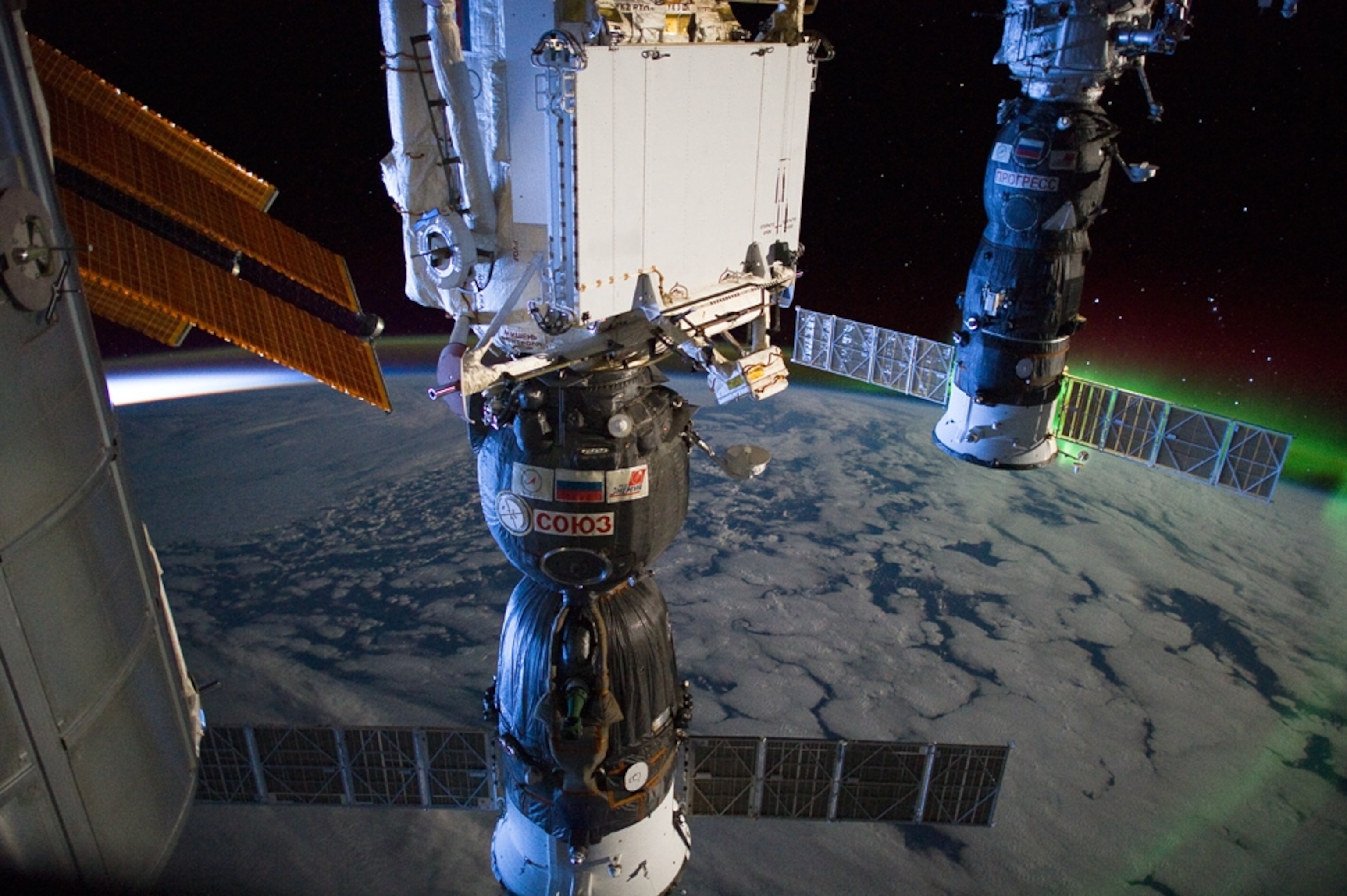 Space station picture: parts of the ISS seen with Earth and the southern lights