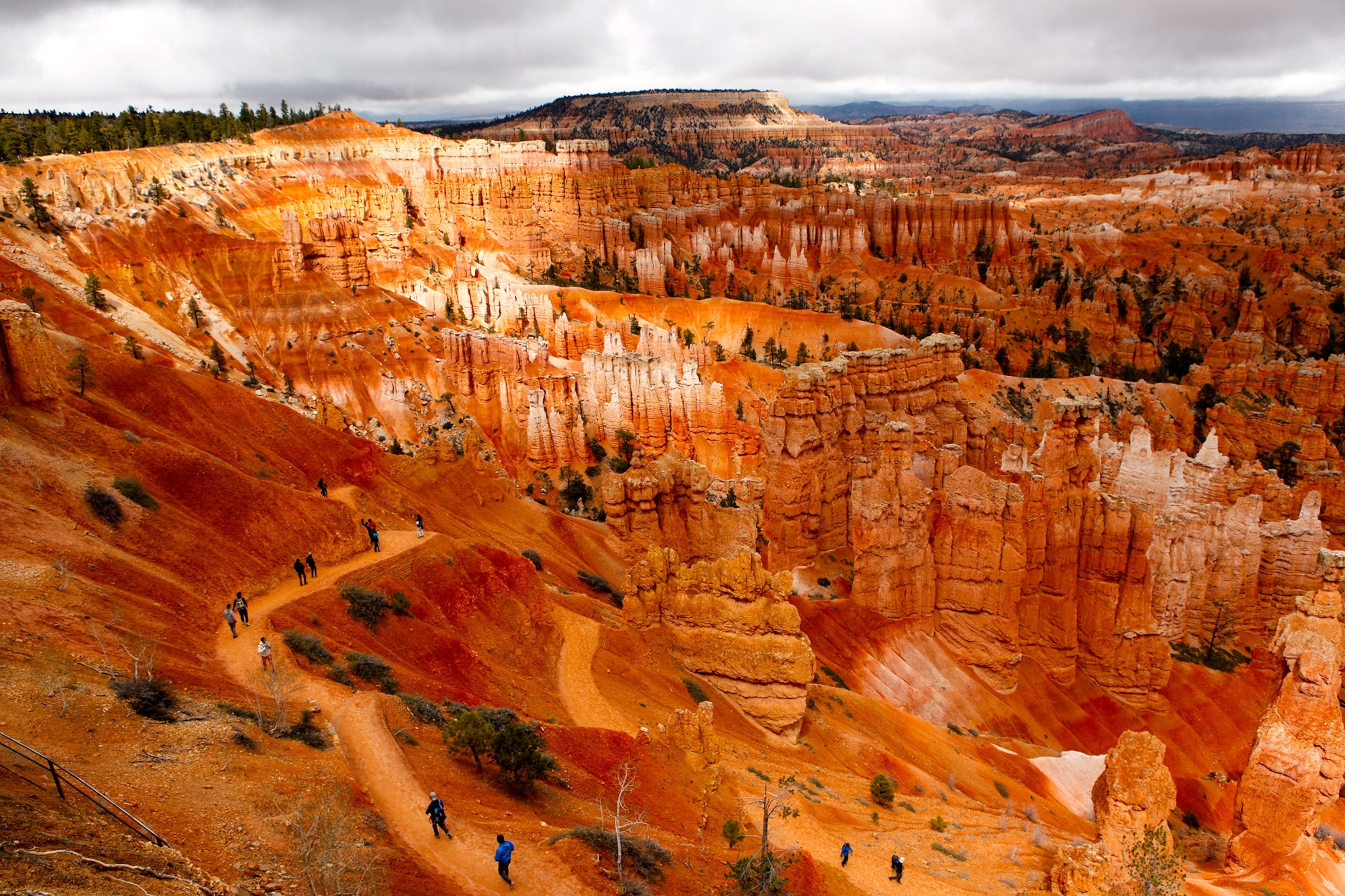 people hiking down on the Sunset Point in Bryce Canyon National Park in Utah