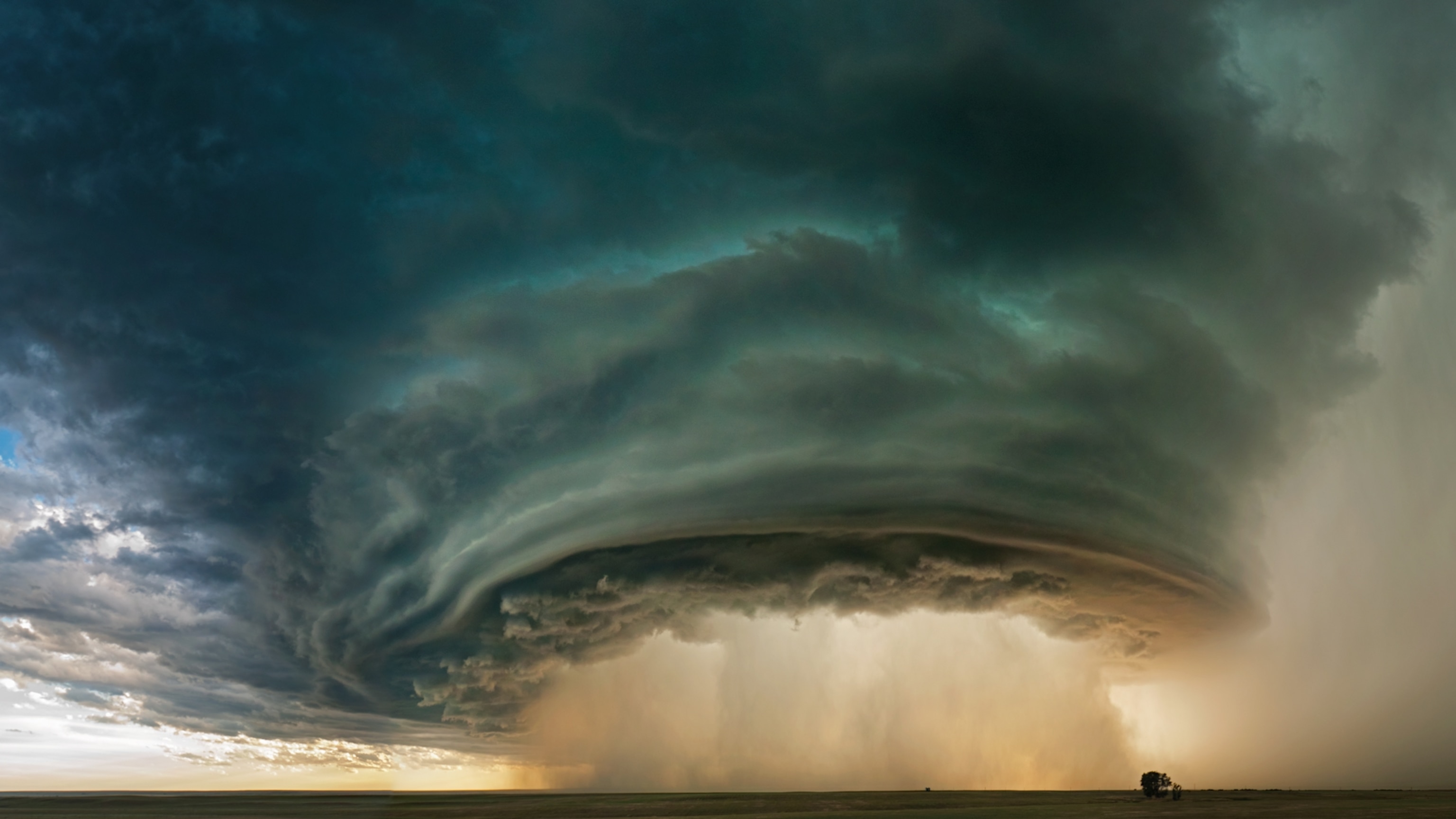 Panoramic picture of a thunderstorm near Glasgow, Montana