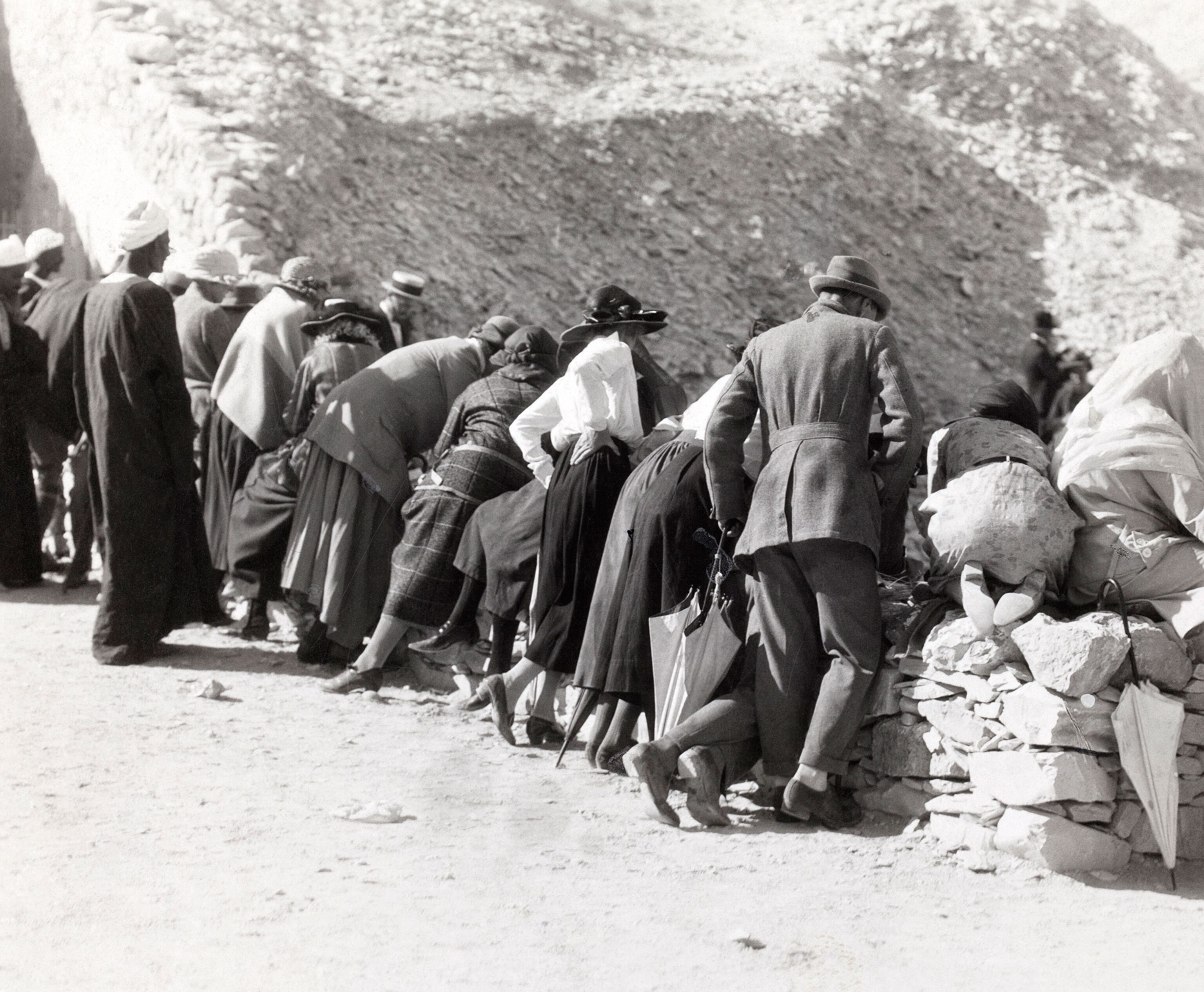 people watching the opening of King Tut's tomb