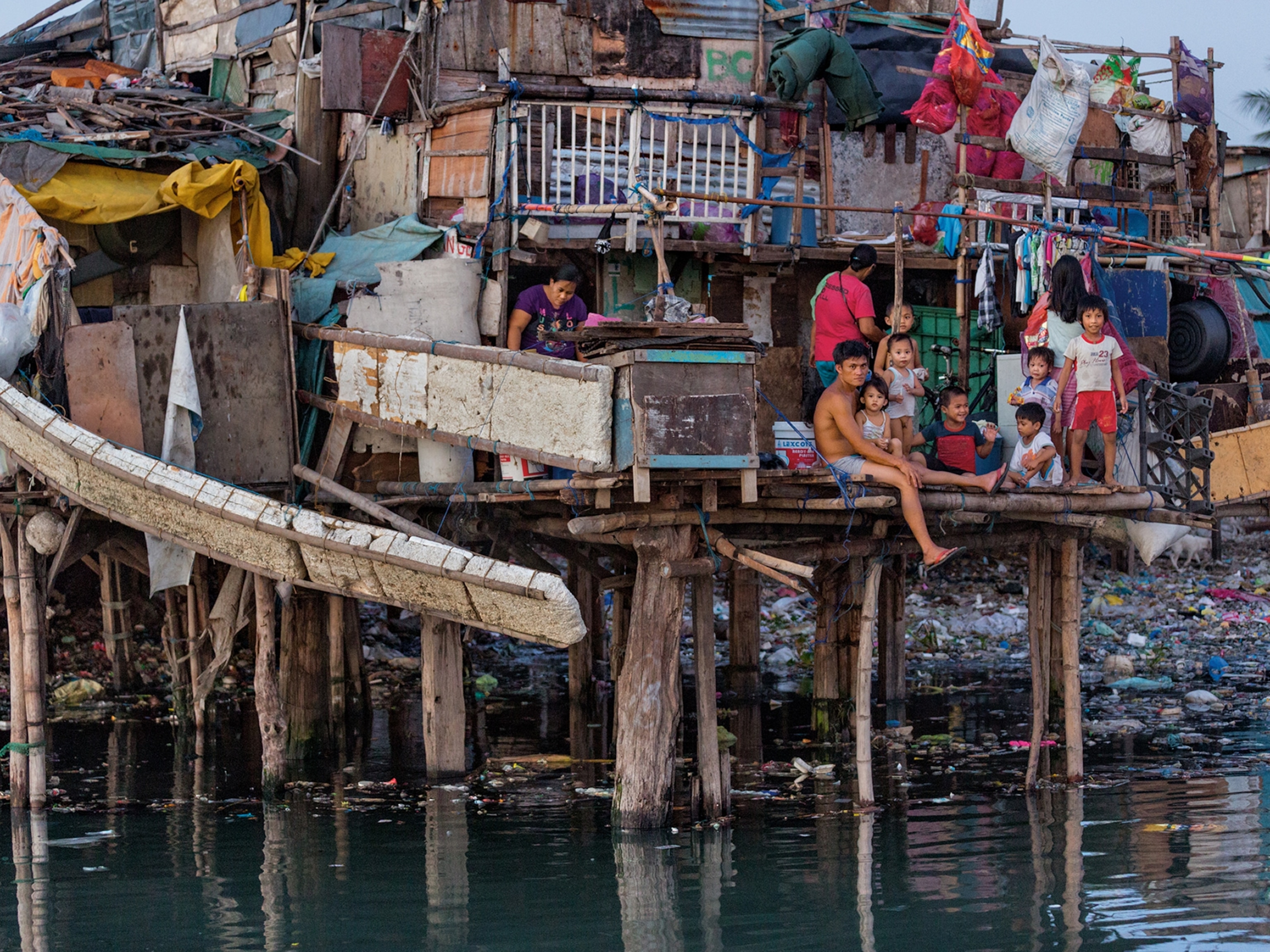 slums in Manila dangerously exposed to flooding by typhoons