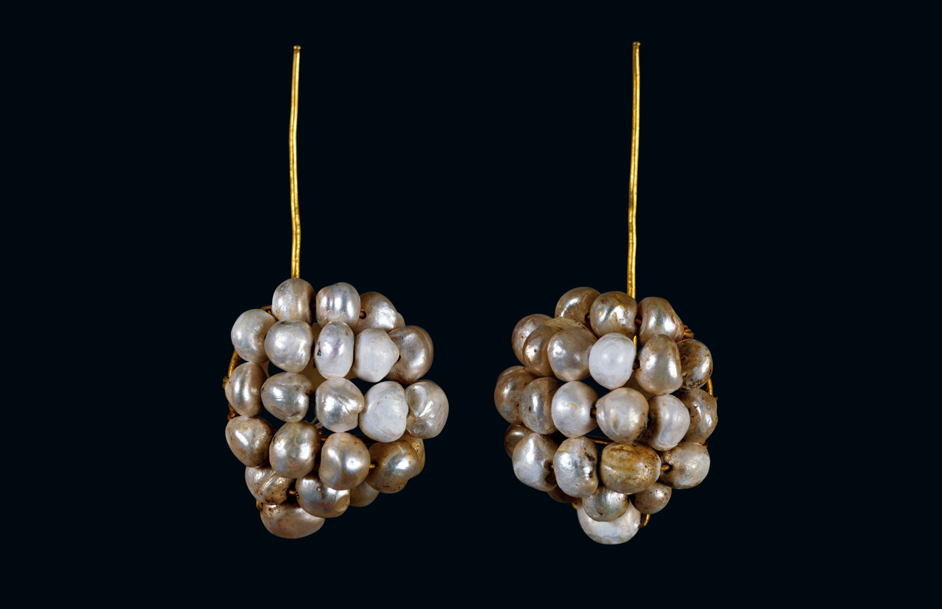 pearl cluster and gold earrings from Pompeii
