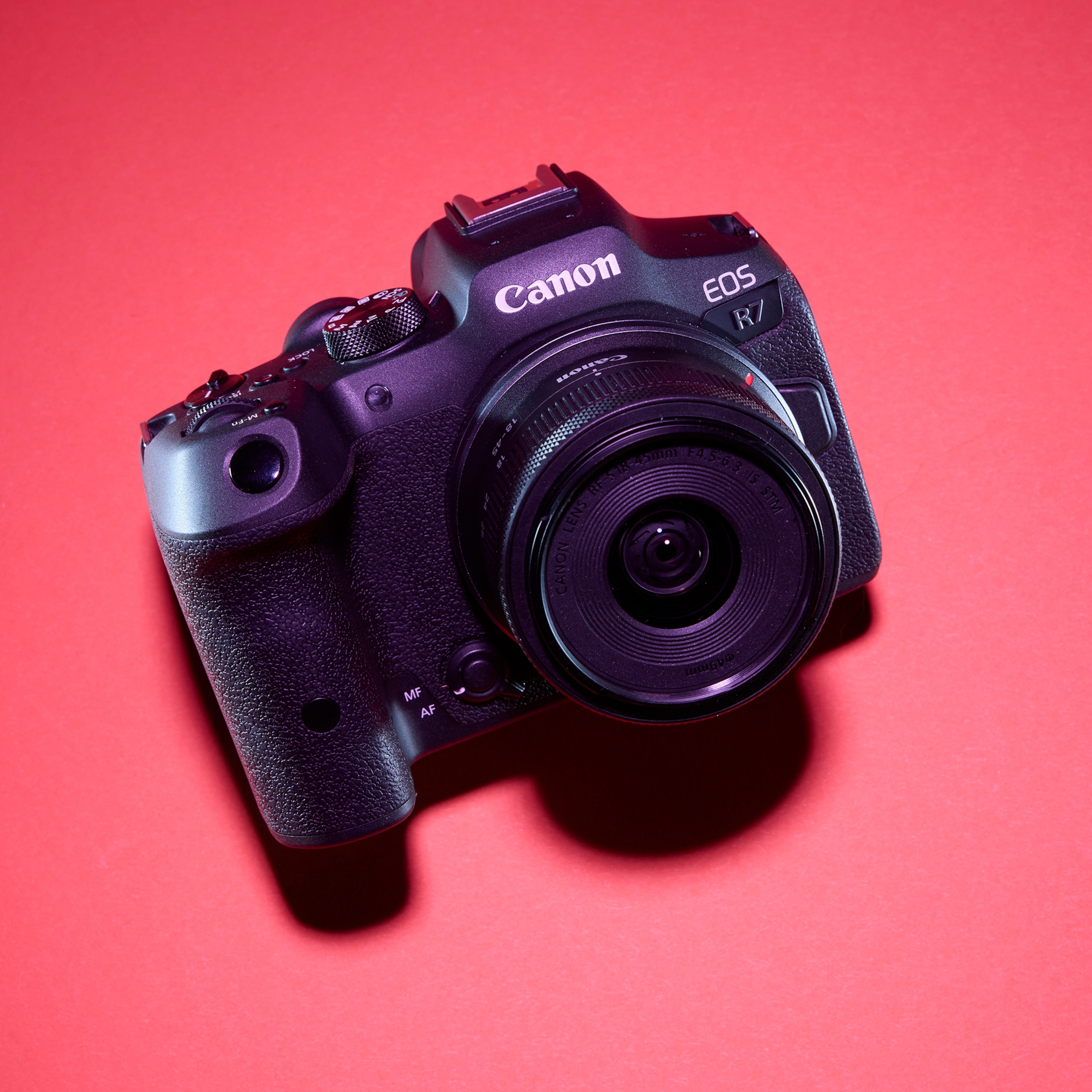 camera Canon R7 on colorful background