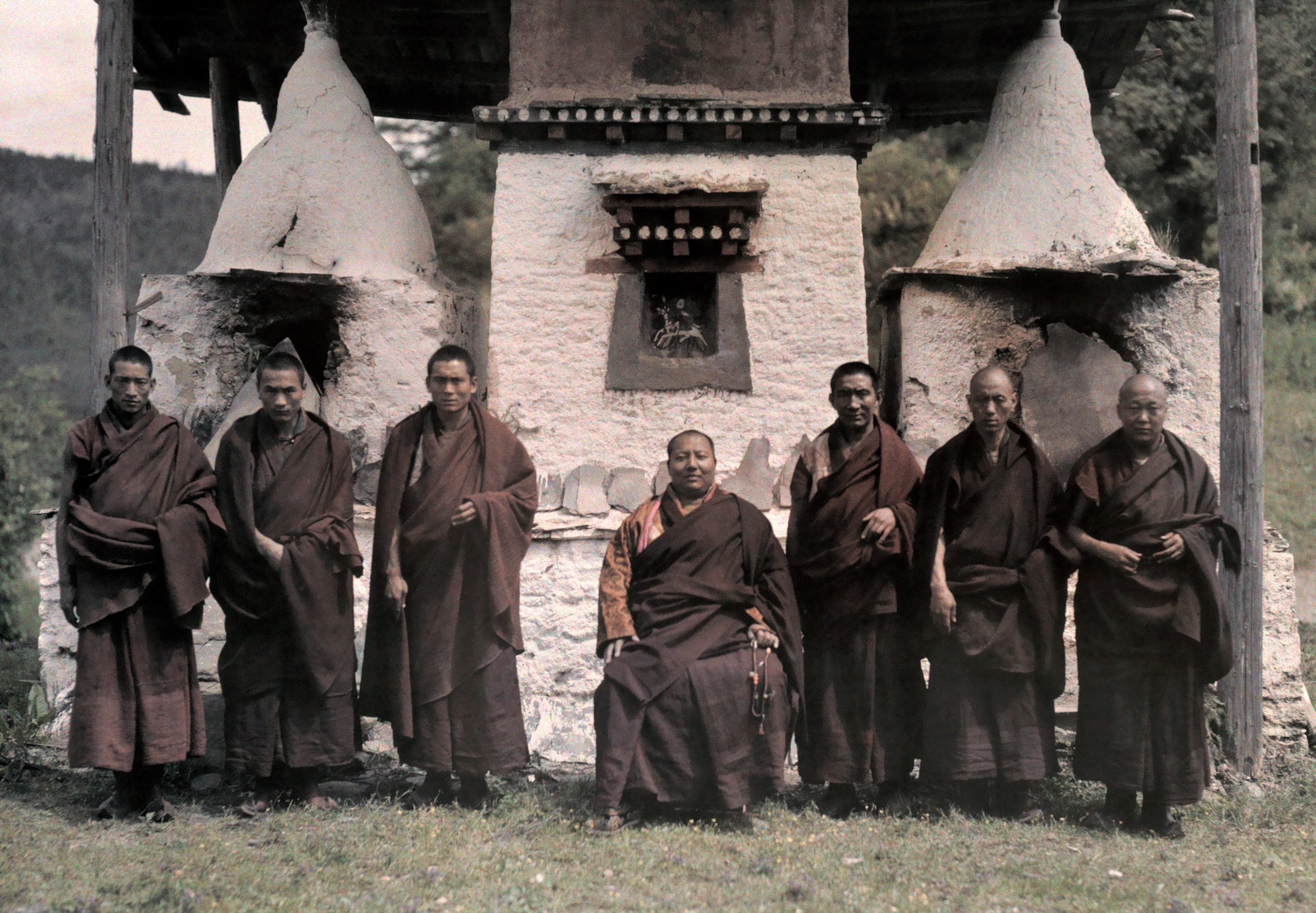 Photo of King posing with his officials.