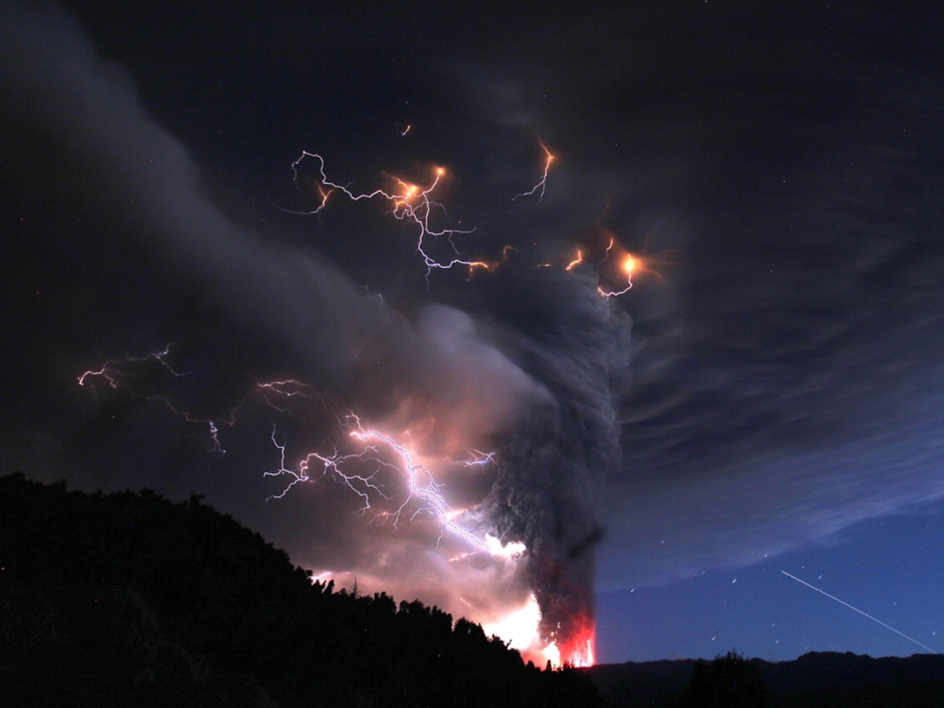 Chile volcano lightning picture: Puyehue