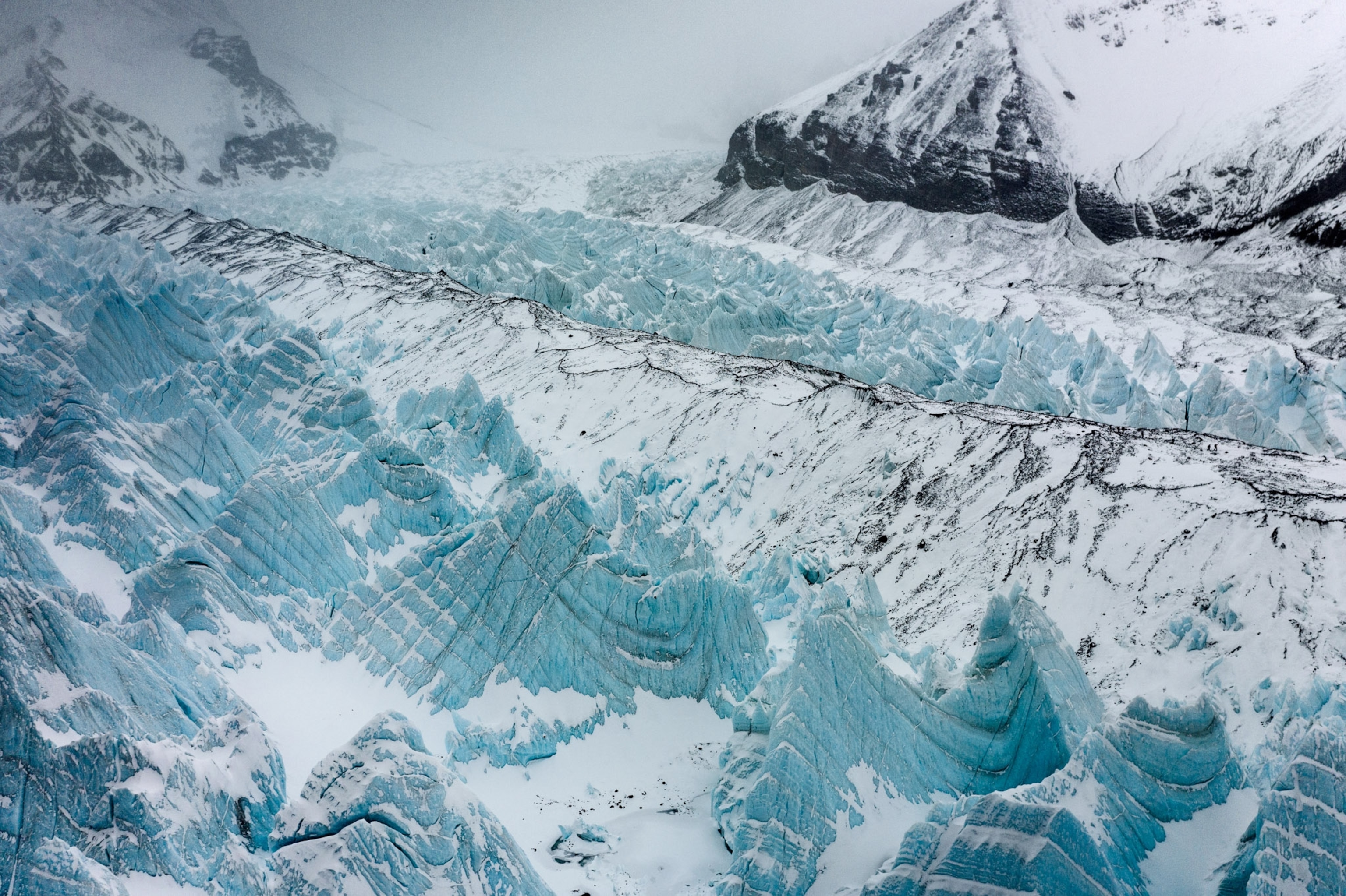 a ridge of ice on mount everest