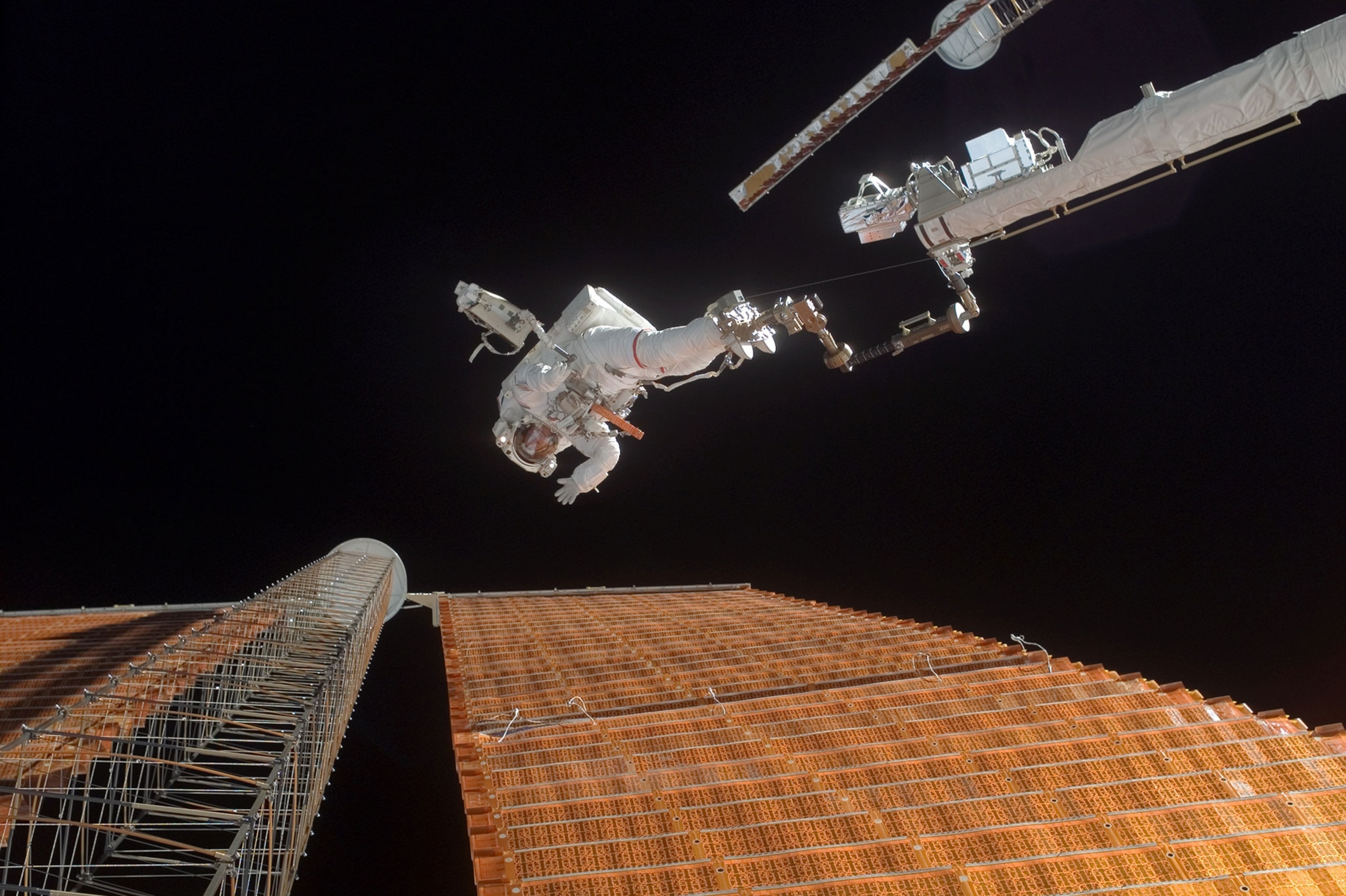 atronaut Scott Parazynski during a 2007 space walk
