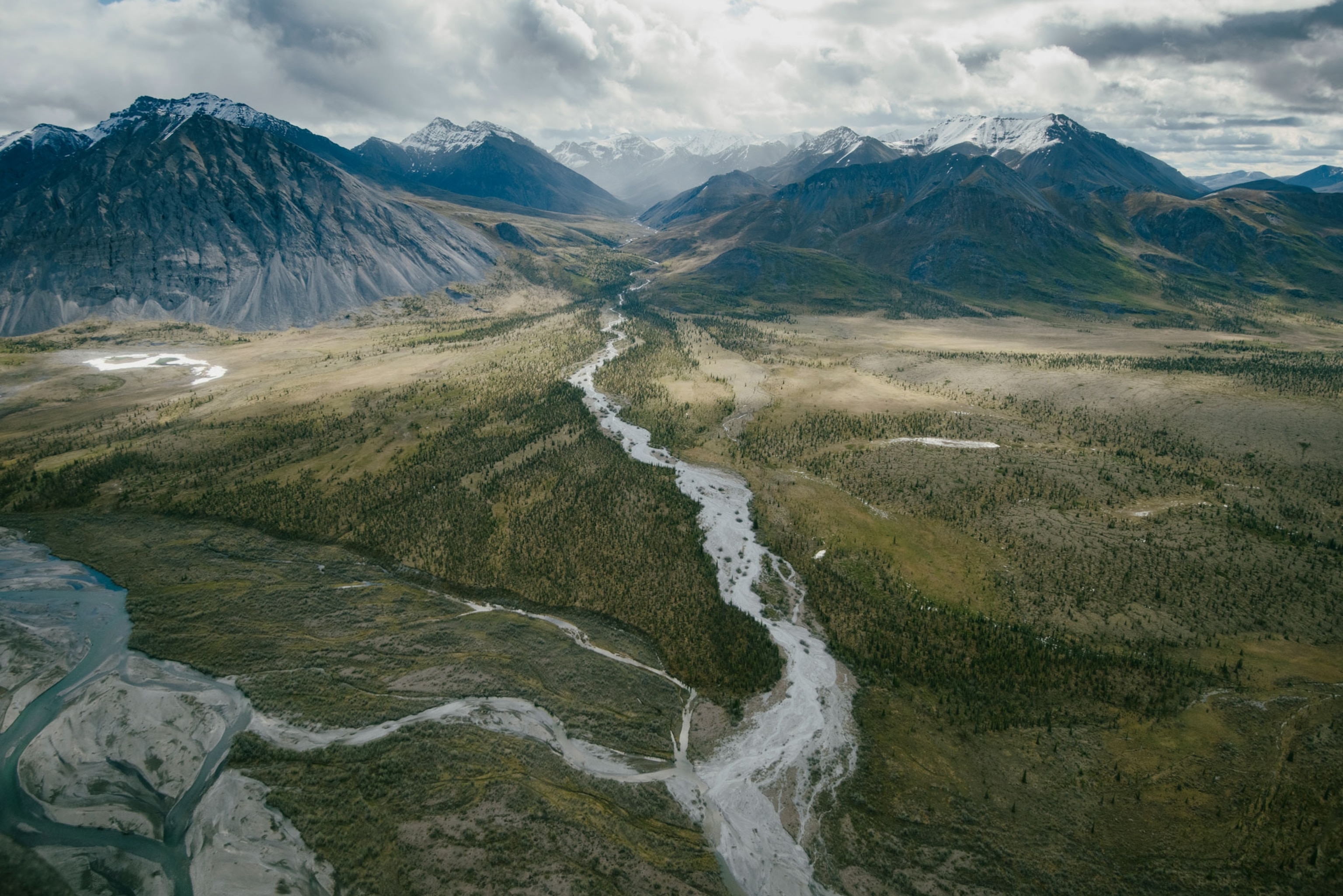 a river flows through the brooks range in alaska