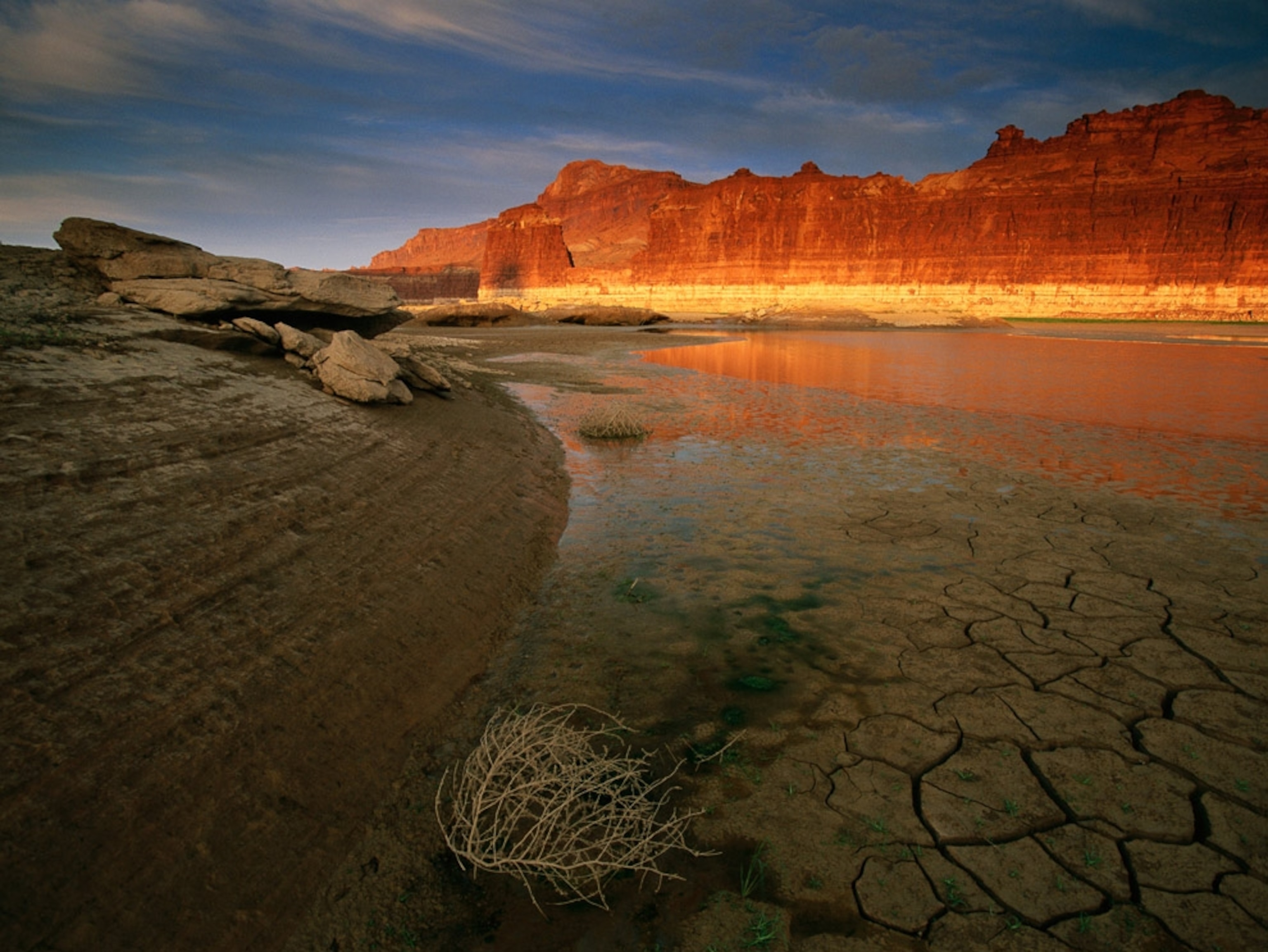 Lake Powell endures drastic evaporation under the scorching Utah sun.