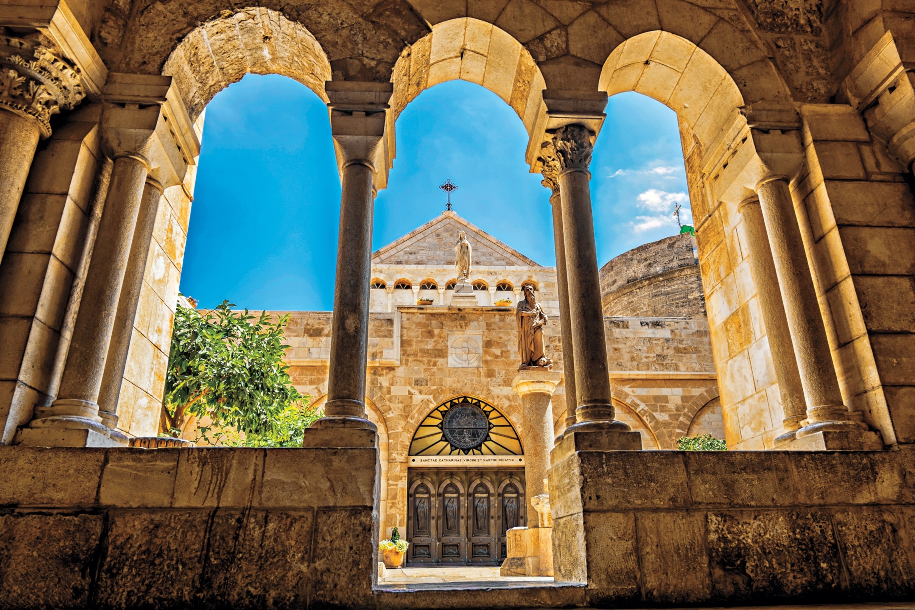 Photo of the church seen through pillars