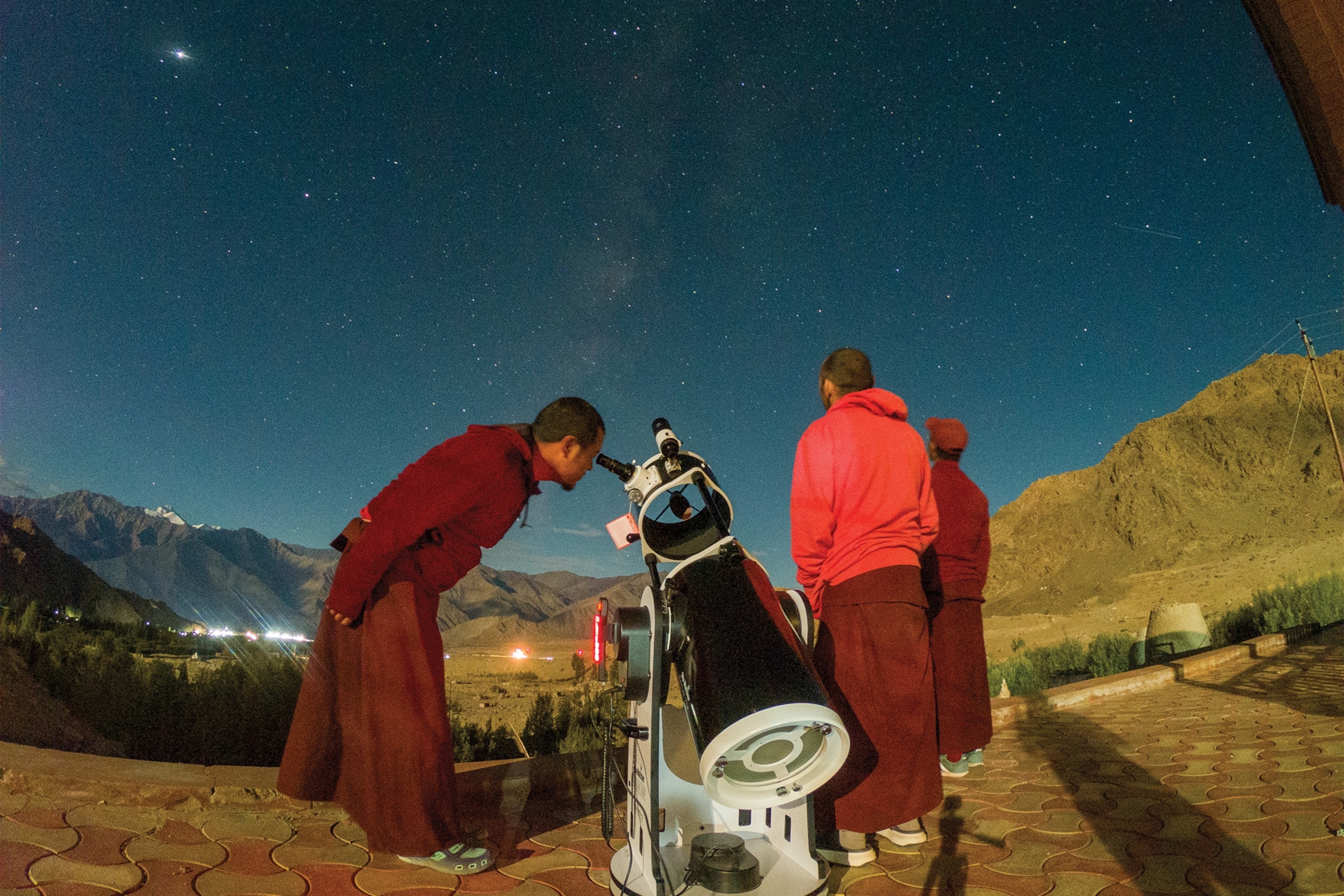 two people stargazing