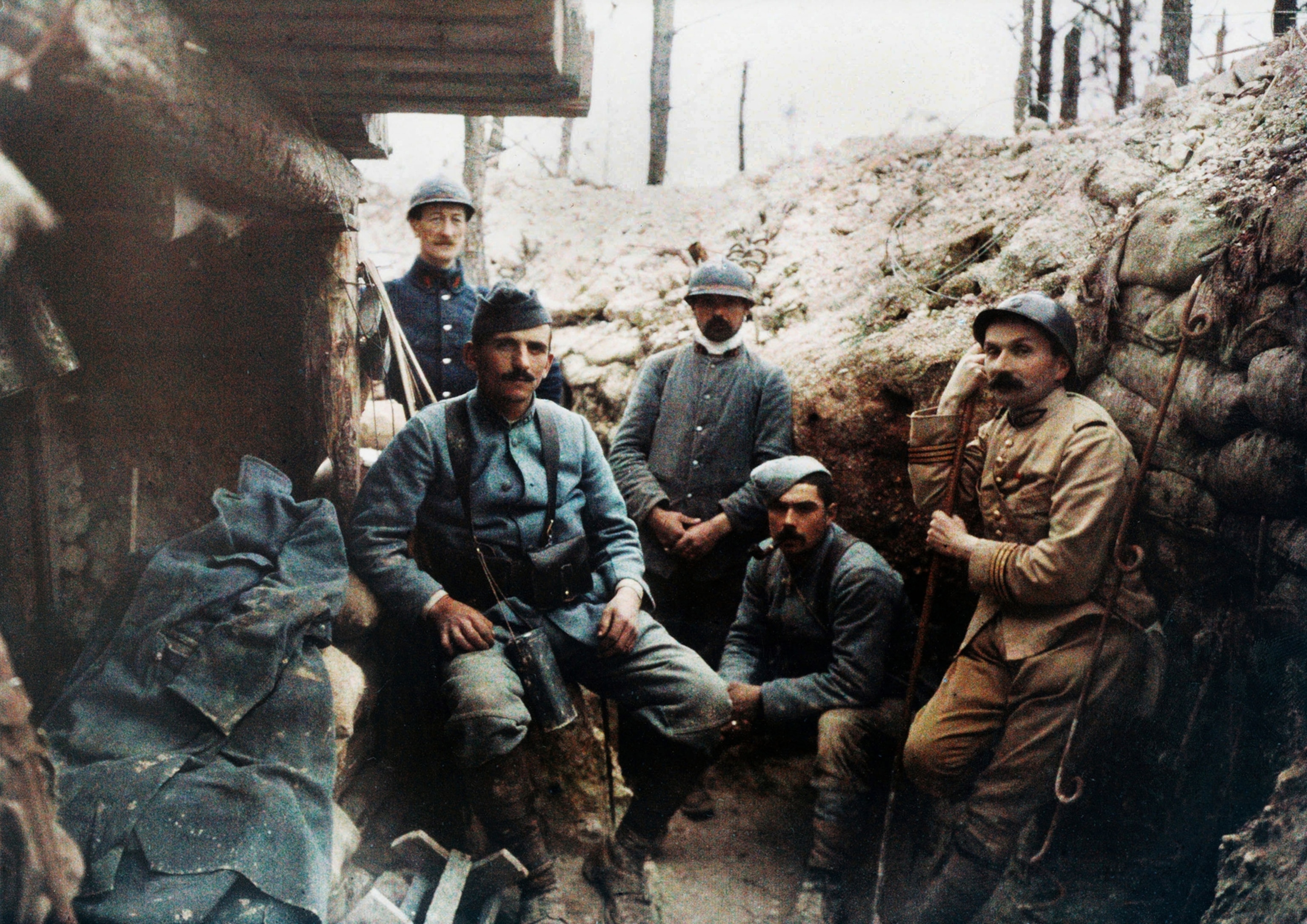 Autochrome picture of French soldiers in a trench, wearing blue and khaki uniforms, c. 1915.