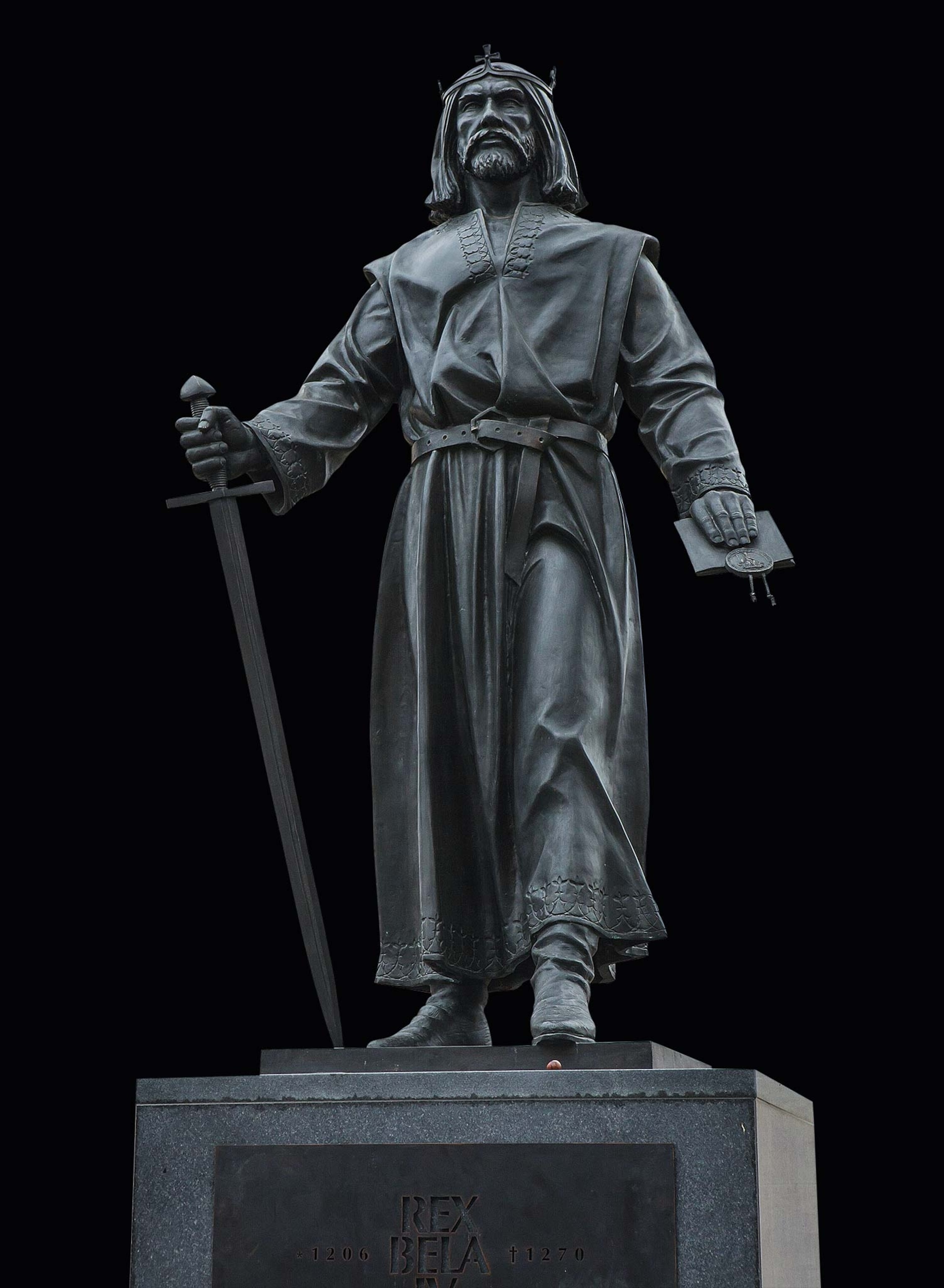 A metal statue of King Béla IV with a sword