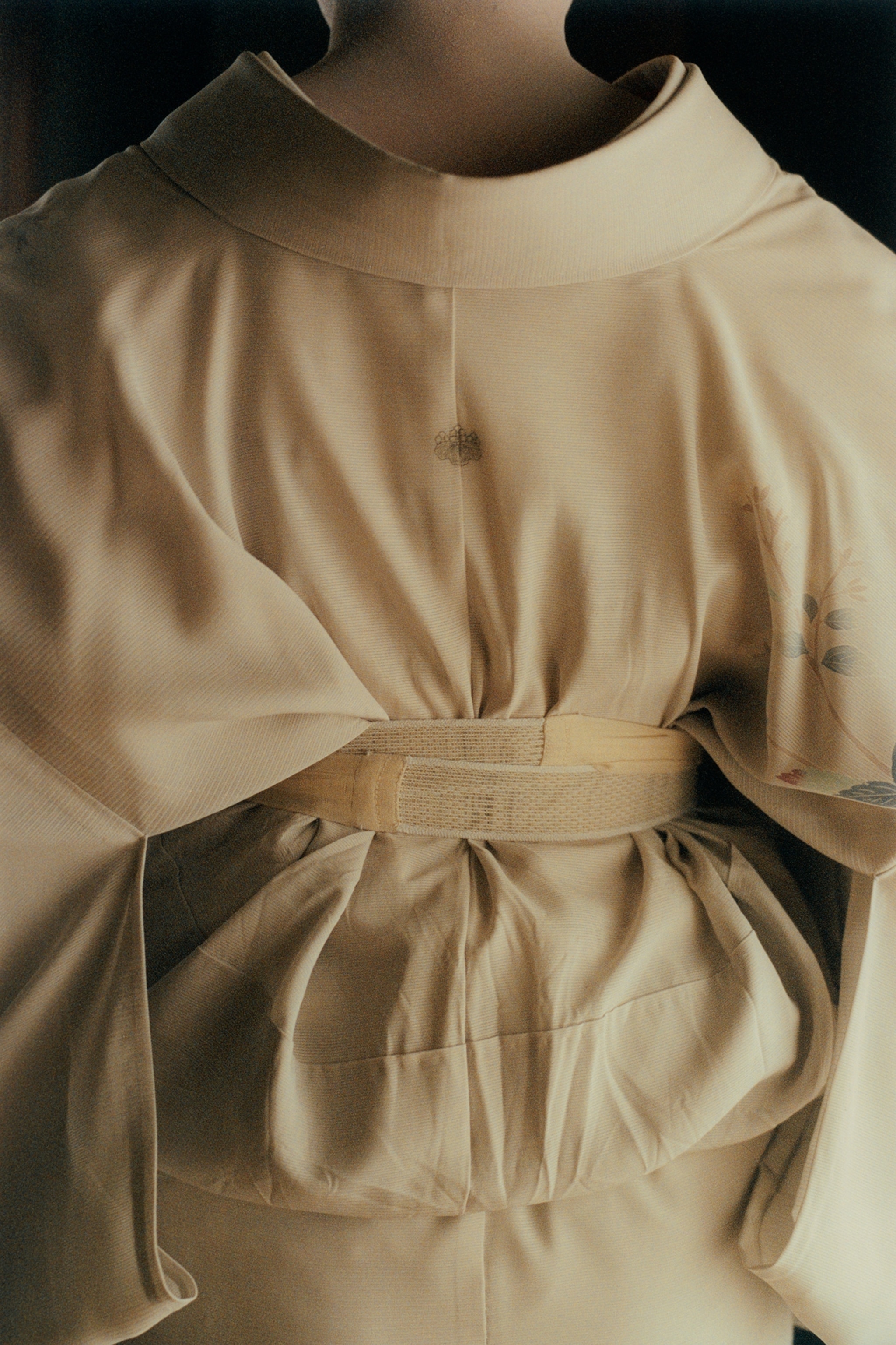 Shichiha putting on a kimono.
