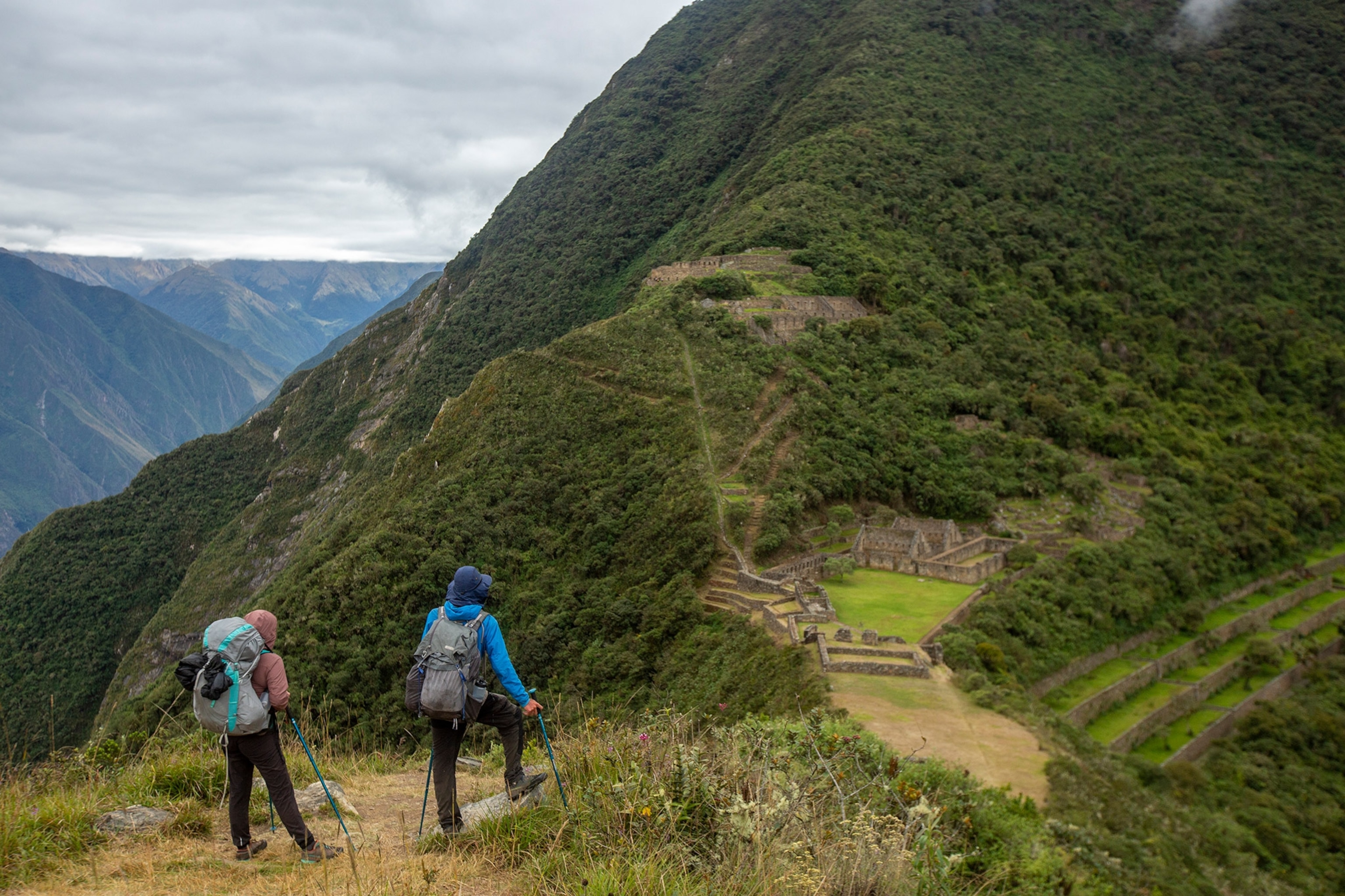 Two tourist observes the Choquequirao Archaeological Center from the Ushnu área