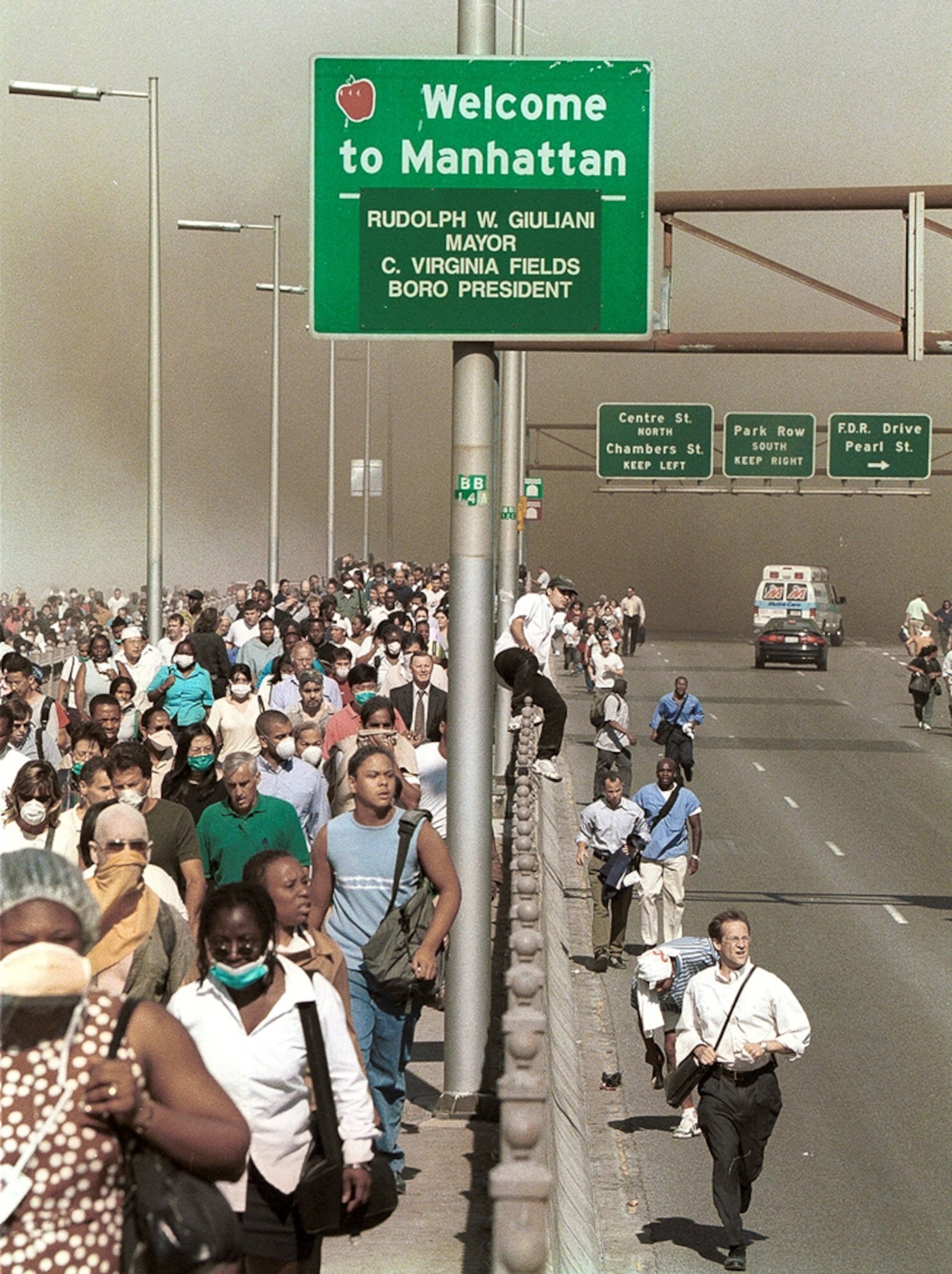 9/11 picture: people walking over a New York bridge to escape Manhattan