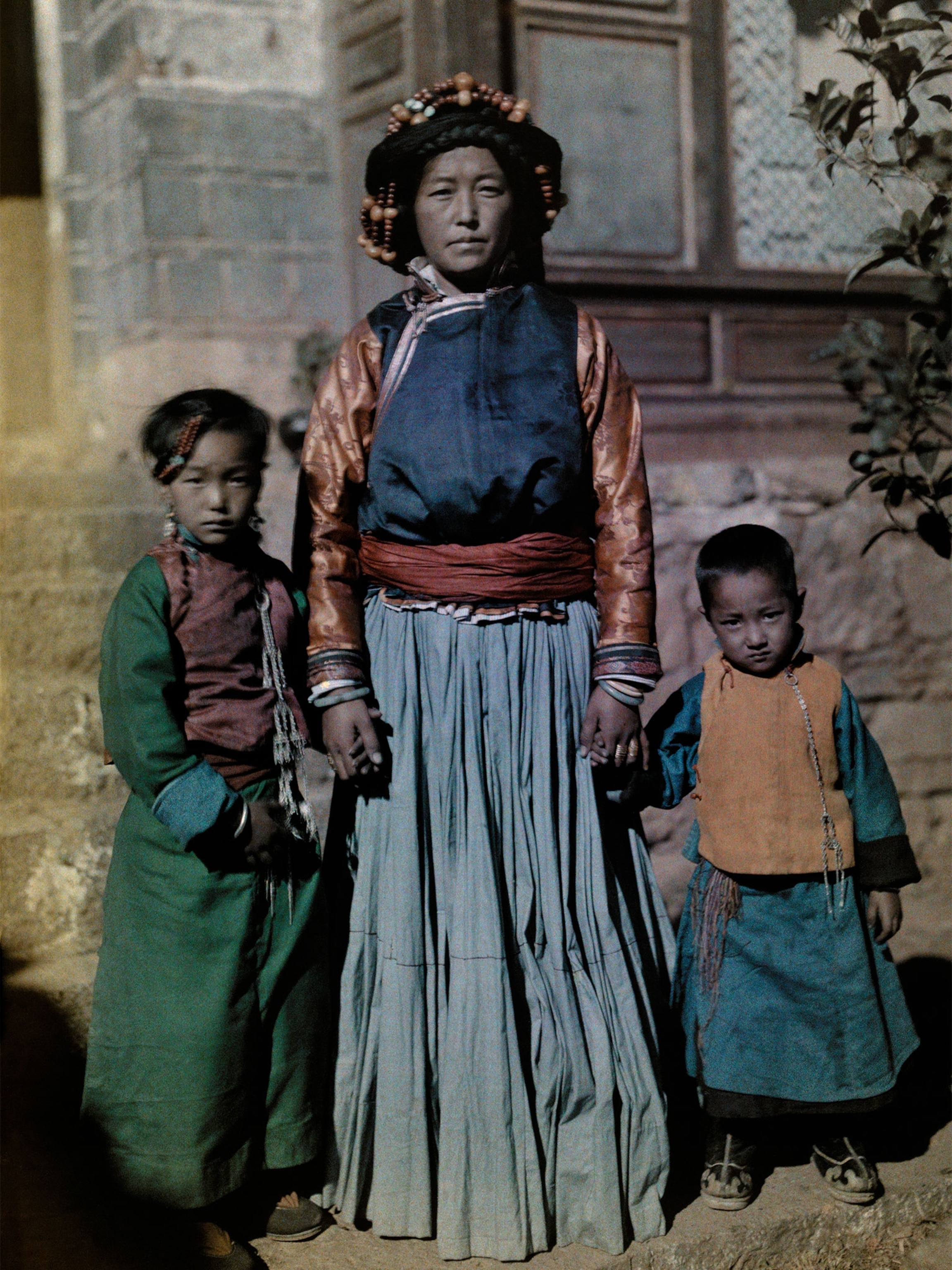 the queen of Nyorophu with her children in the 1930s
