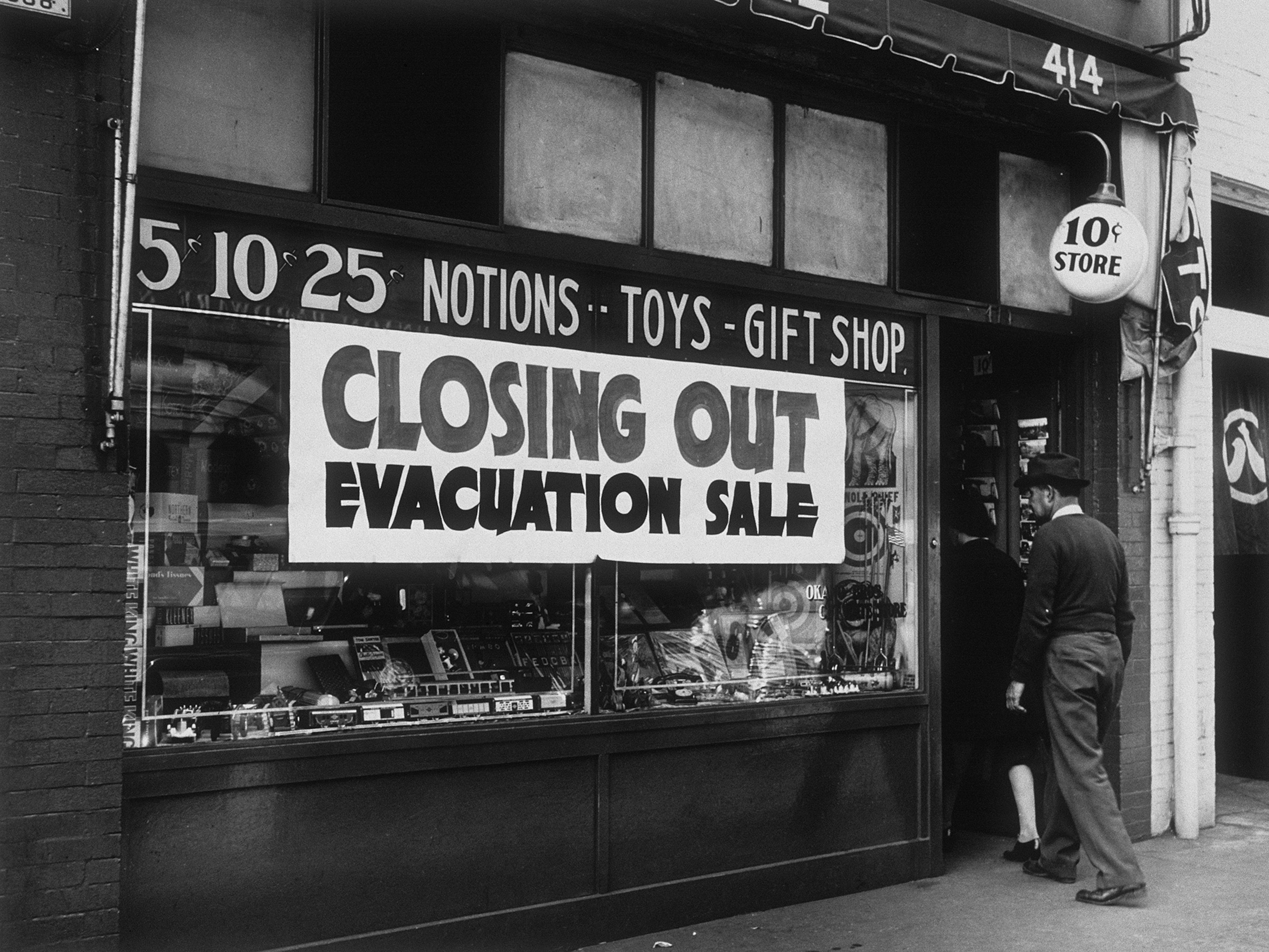 A shop has a large sign saying it is closing