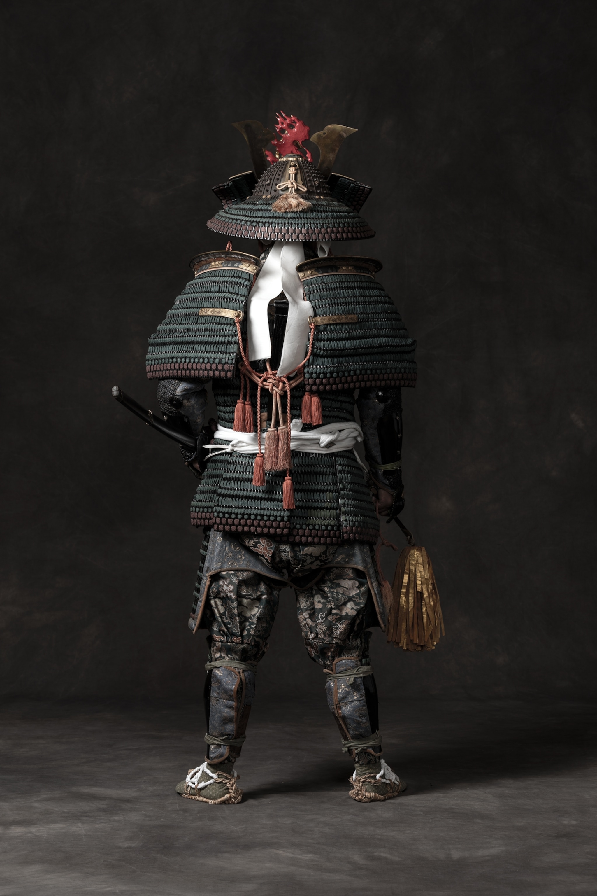 Picture of person in armor with wide-beam helmet covering his face.