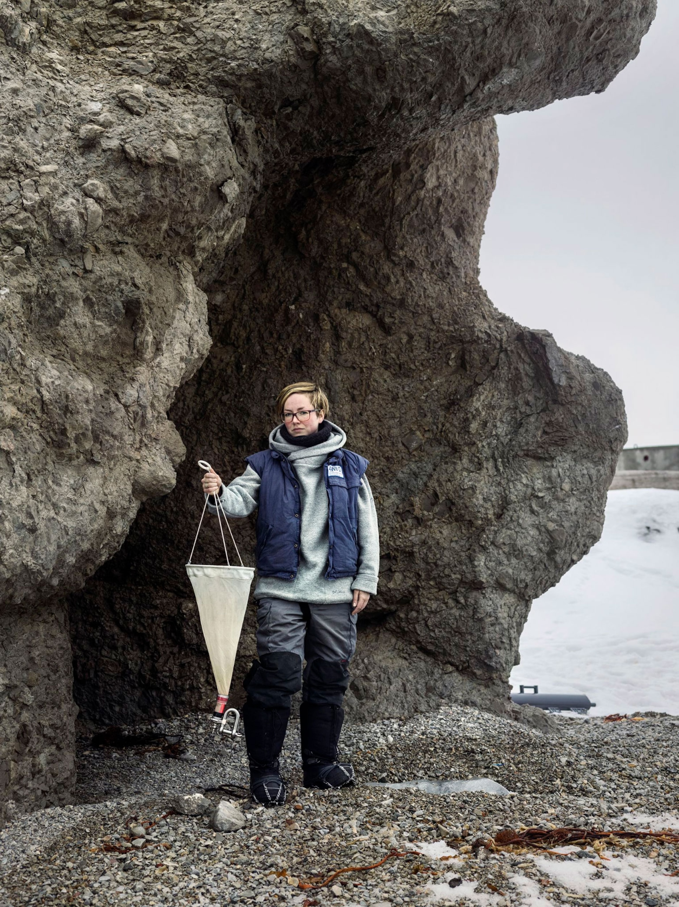German researcher Clara Hoppe (AWI) holds a net for collecting and studying plankton.
