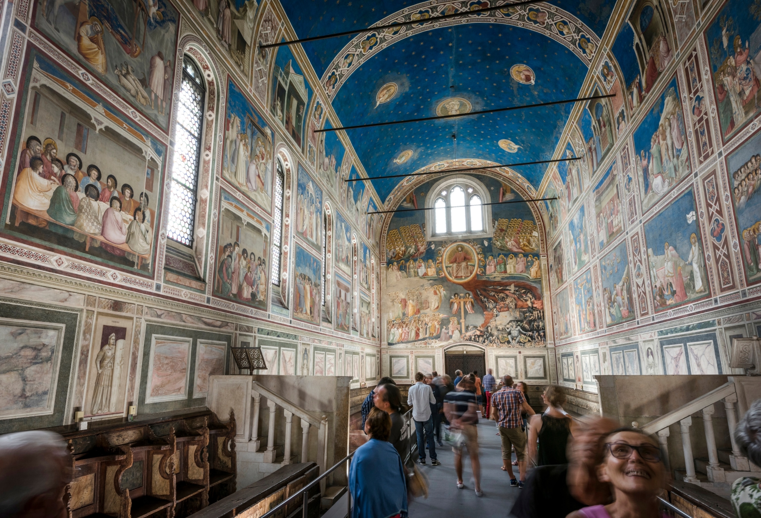 people look up in amazement at the paintings of the Scrovegni Chapel