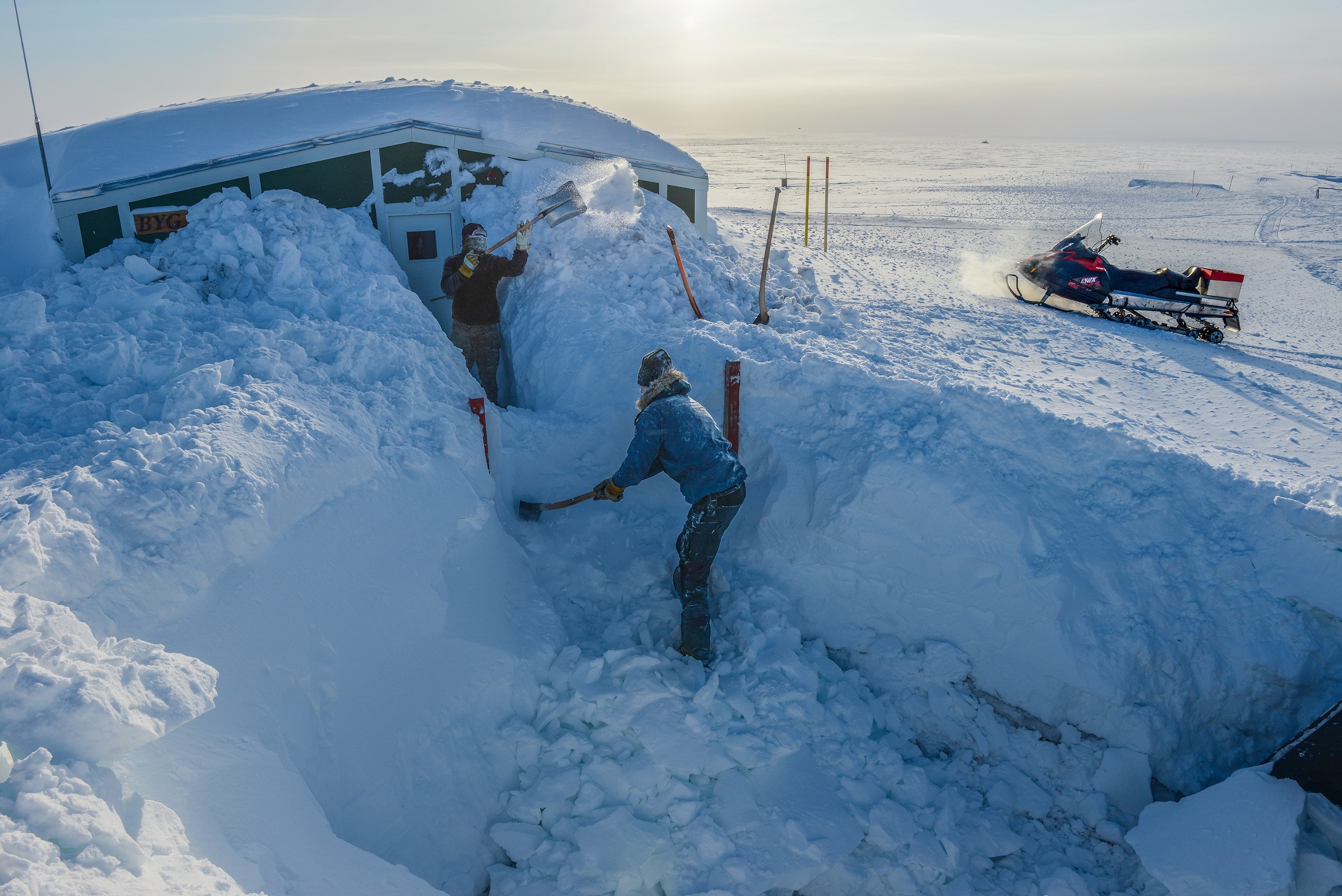 soldiers preparing for researchers to visit Station Nord