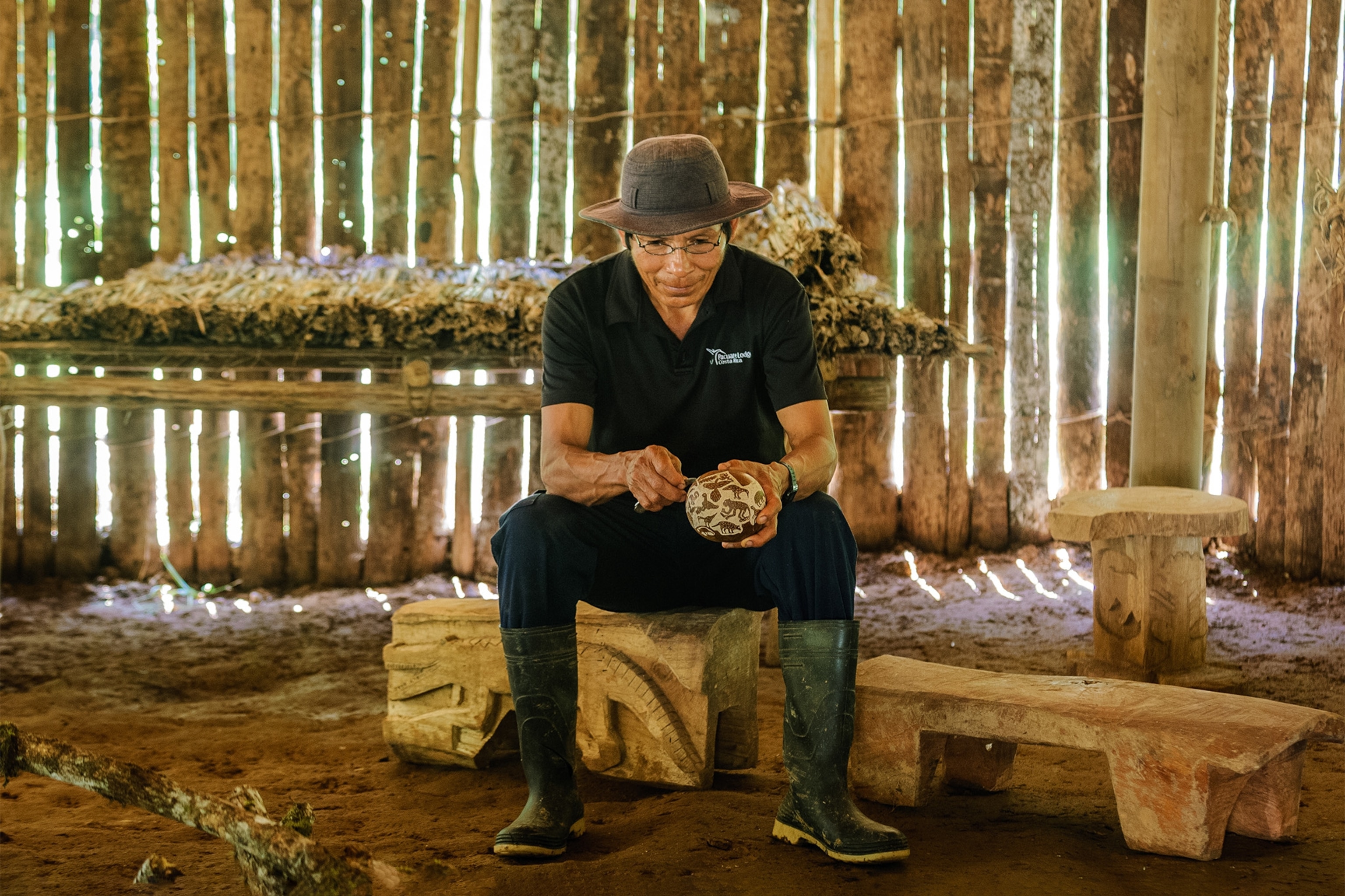 People from the Cabécar community make traditional crafts and sell them locally.