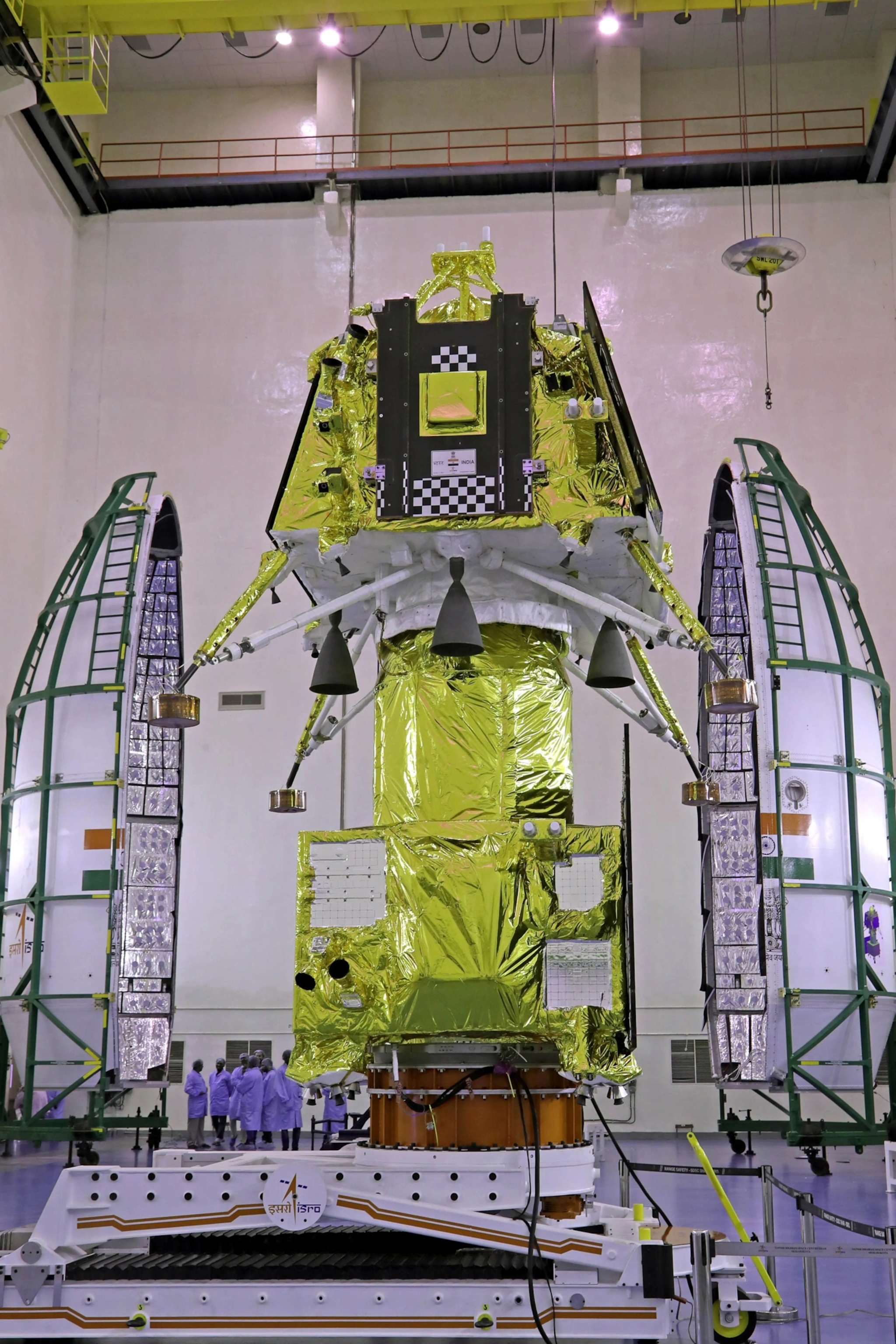 The Chandrayaan-3 lunar lander and capsule in a clean room.