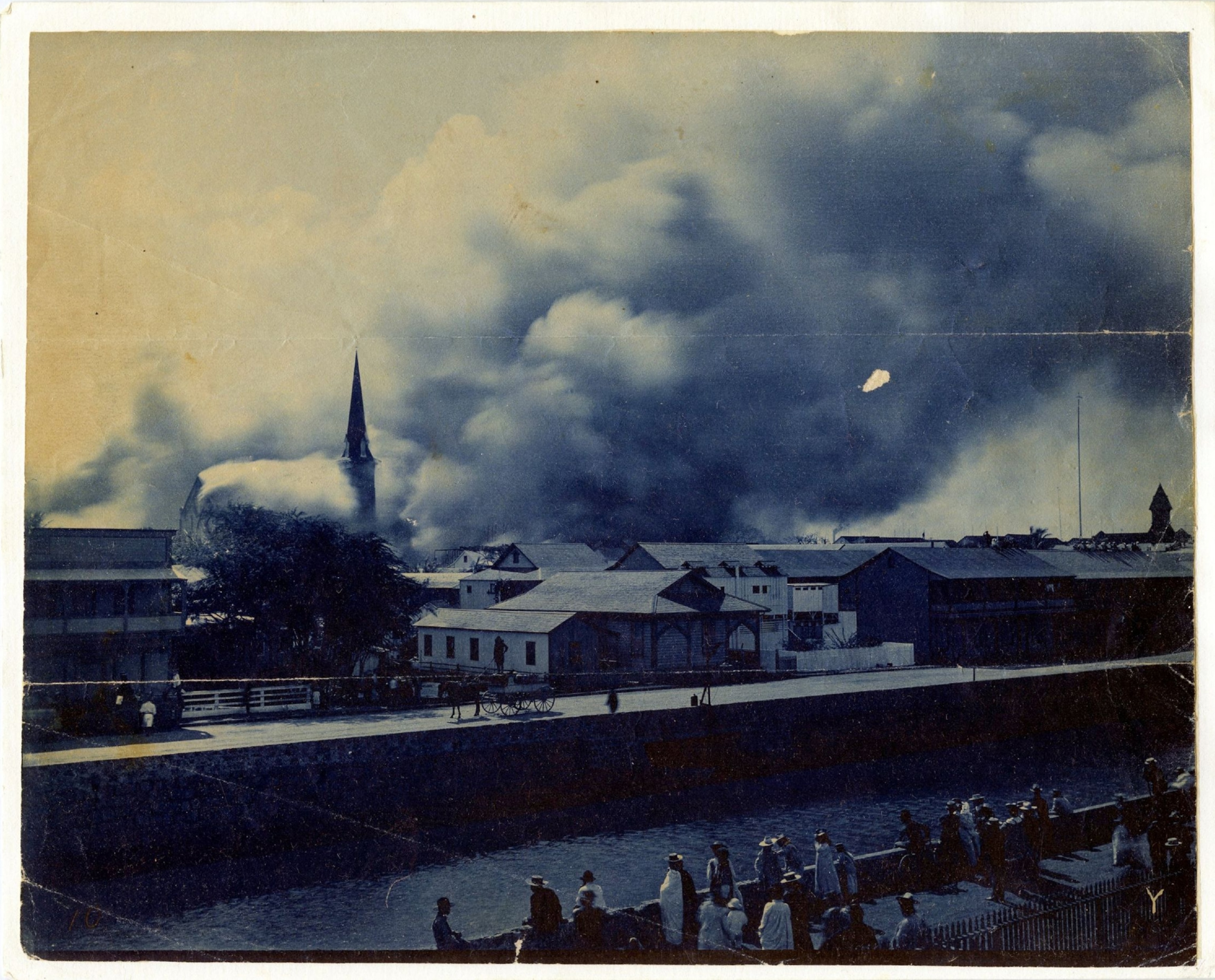 Honolulu's Chinatown burning in 1900