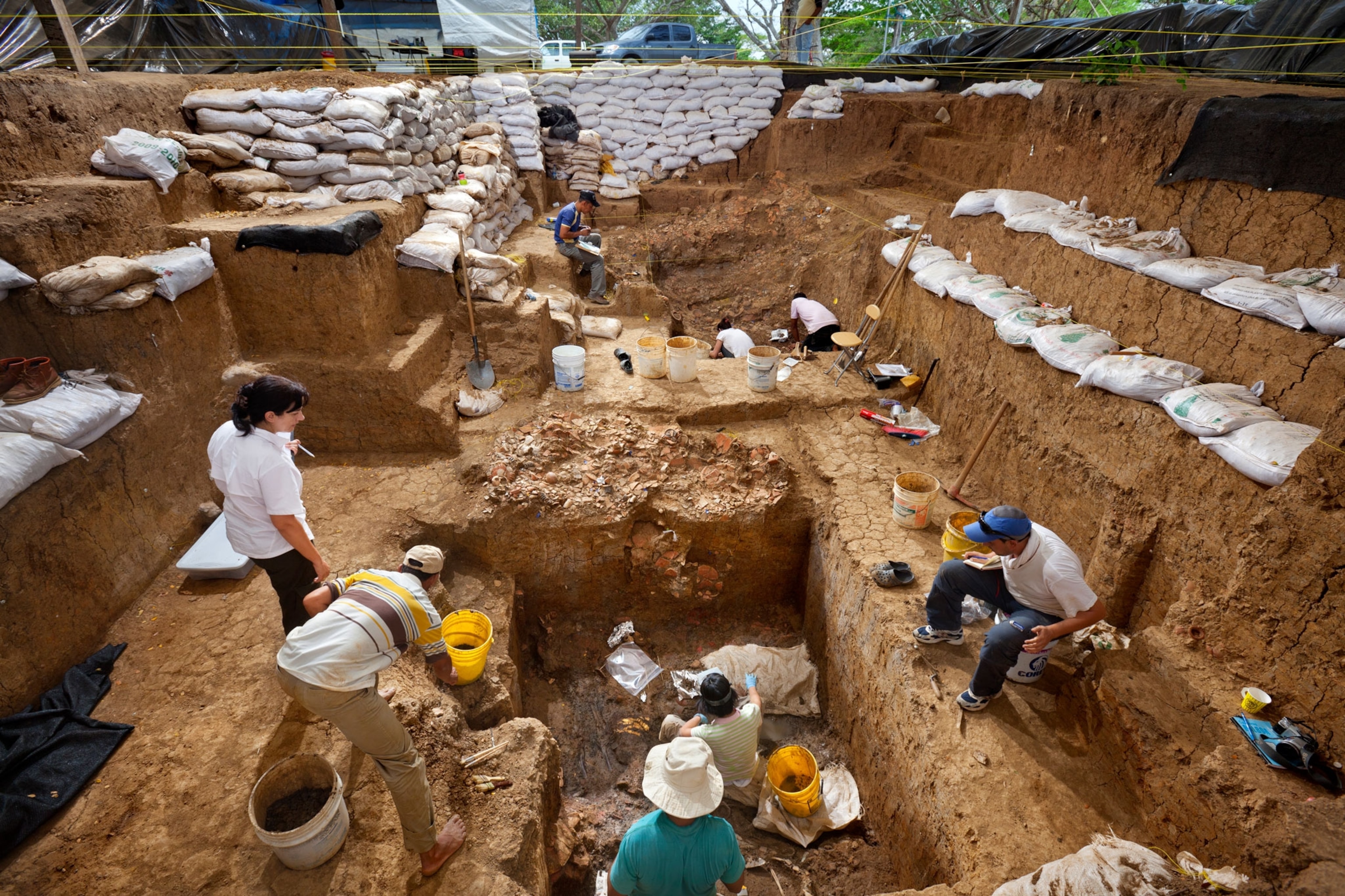 An archeological team uncovers gold ornaments at El Cano.