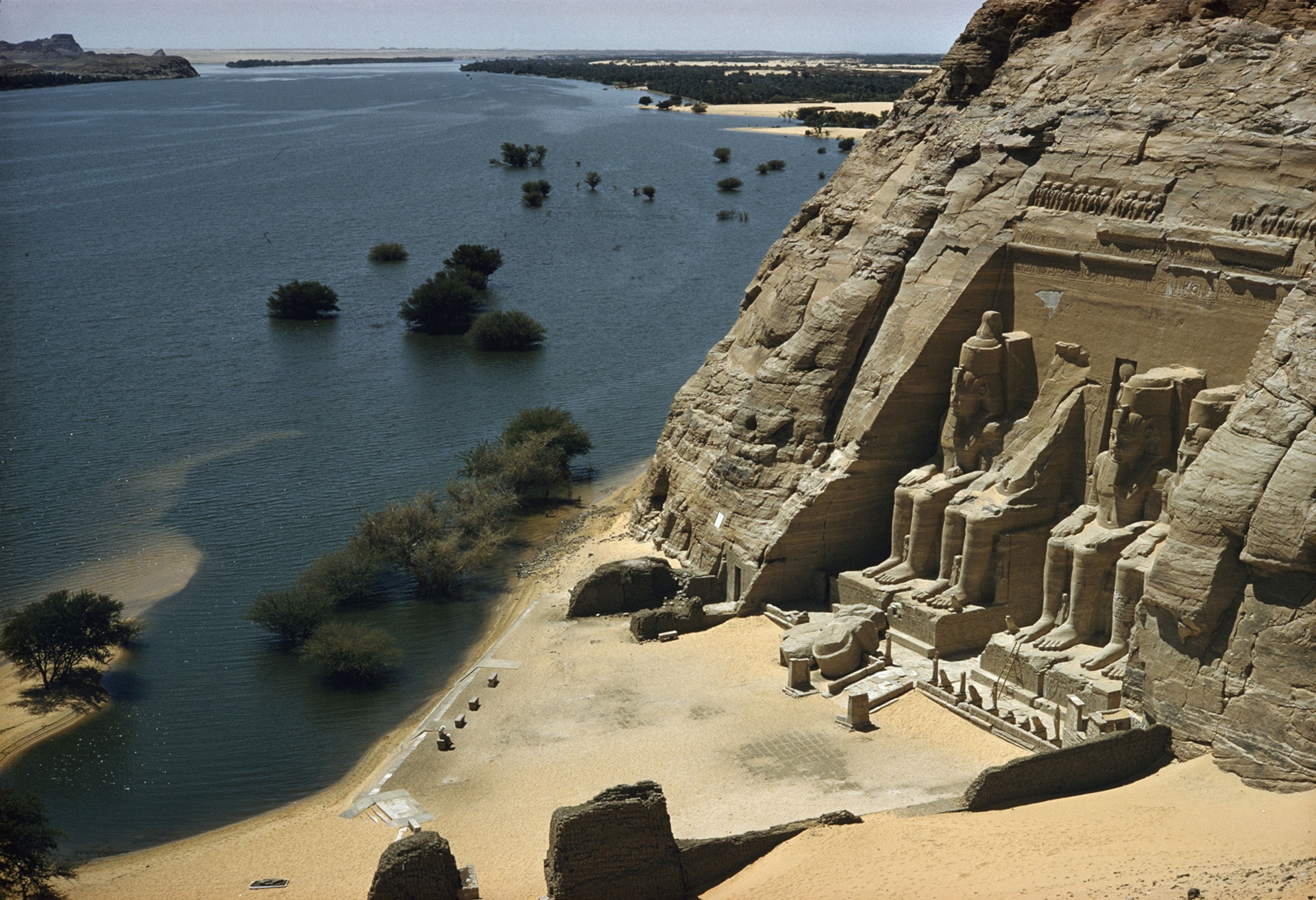 the Ramses II temple and the Nile