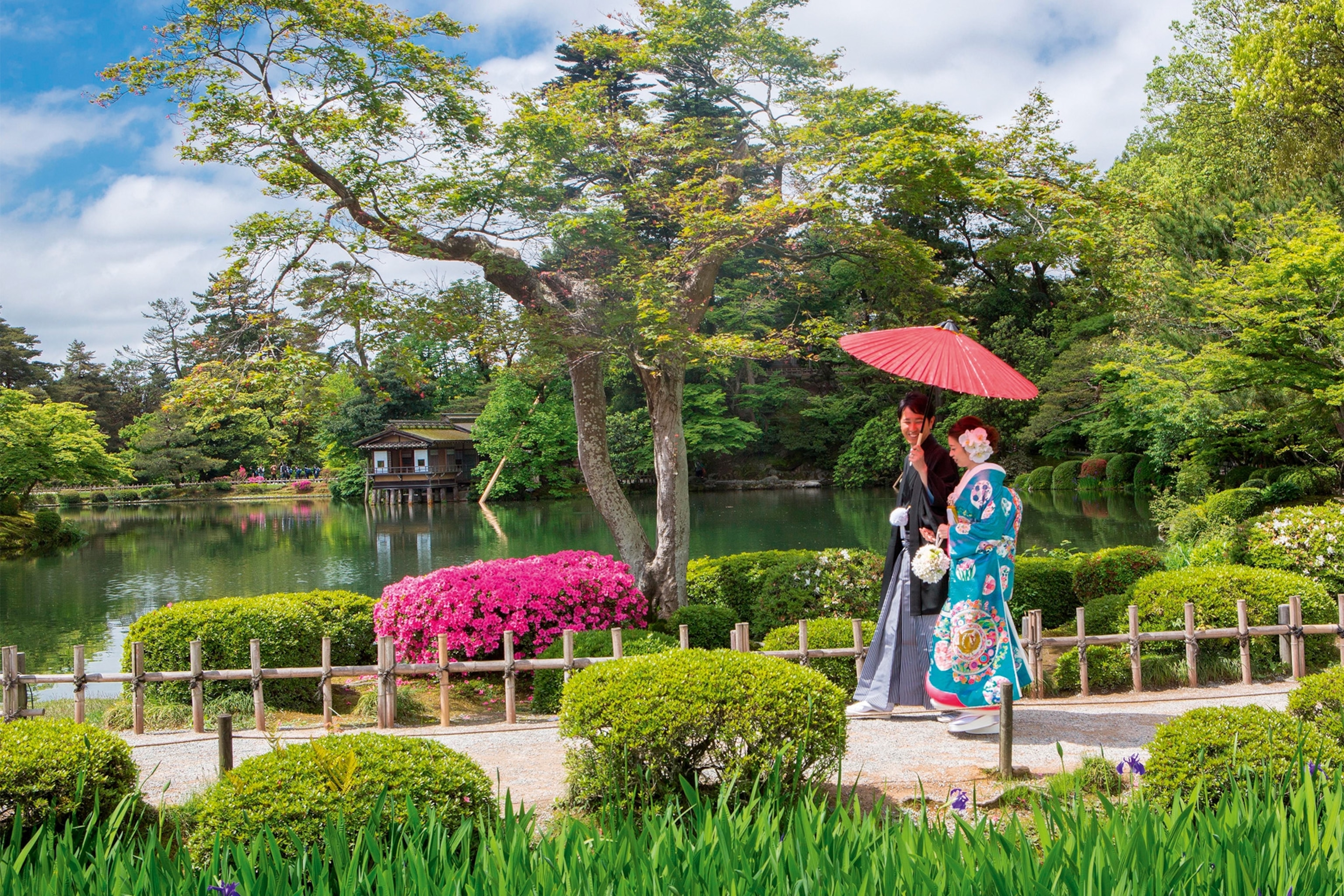 Taking a stroll in Kenroku-en.