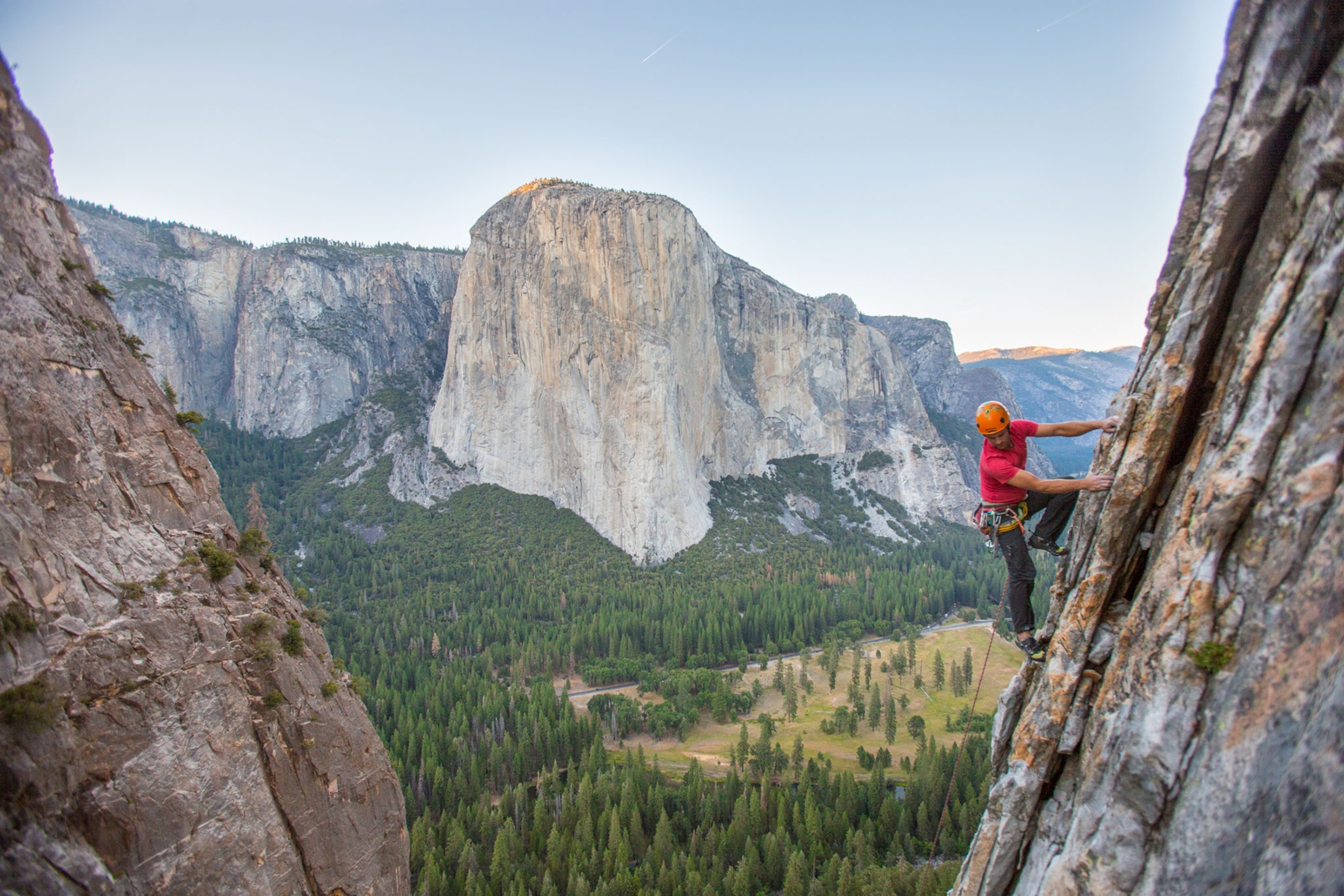 Jeremy Collins climbing Border Country route in Yosemite National Park