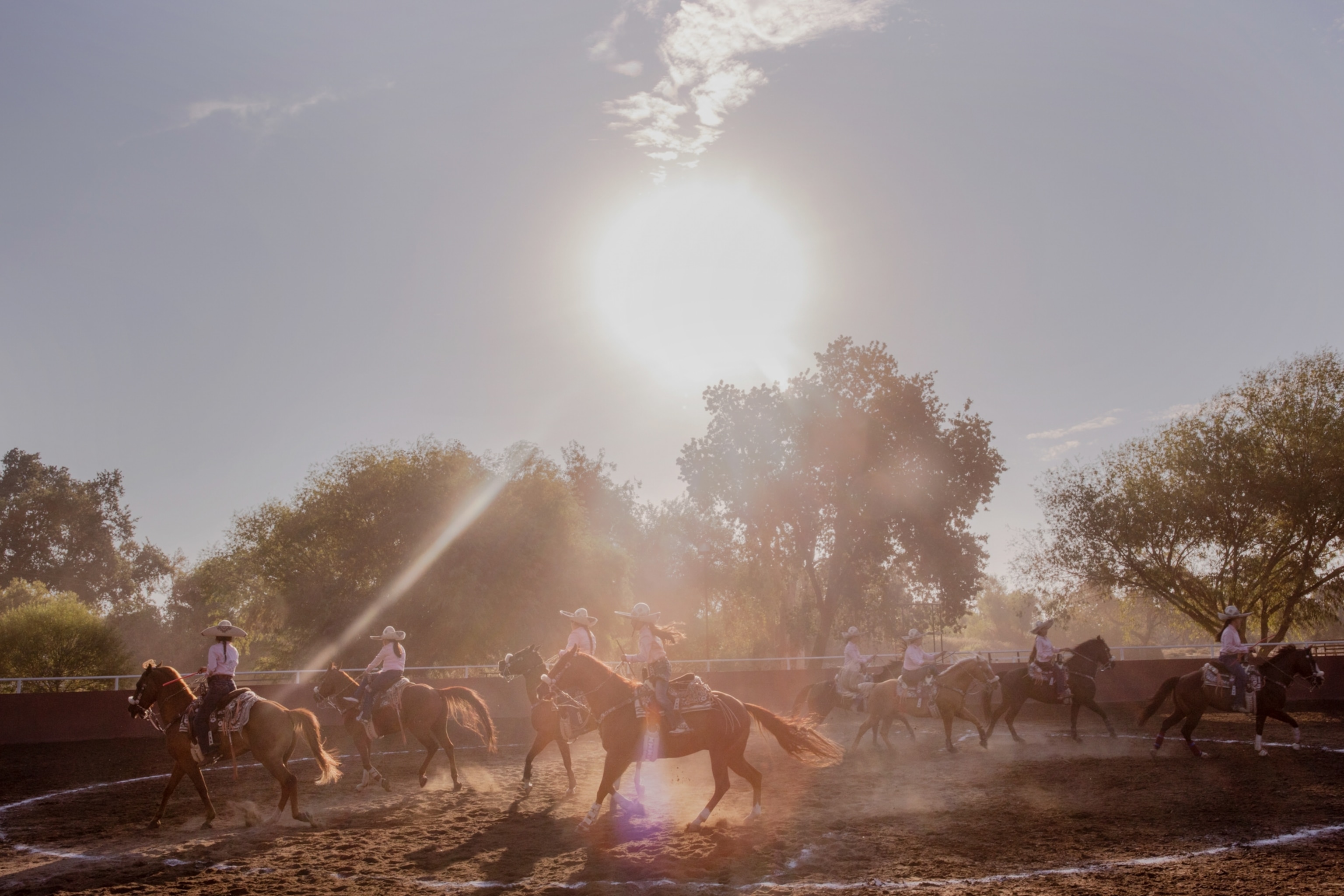 women compete in a rodeo in California