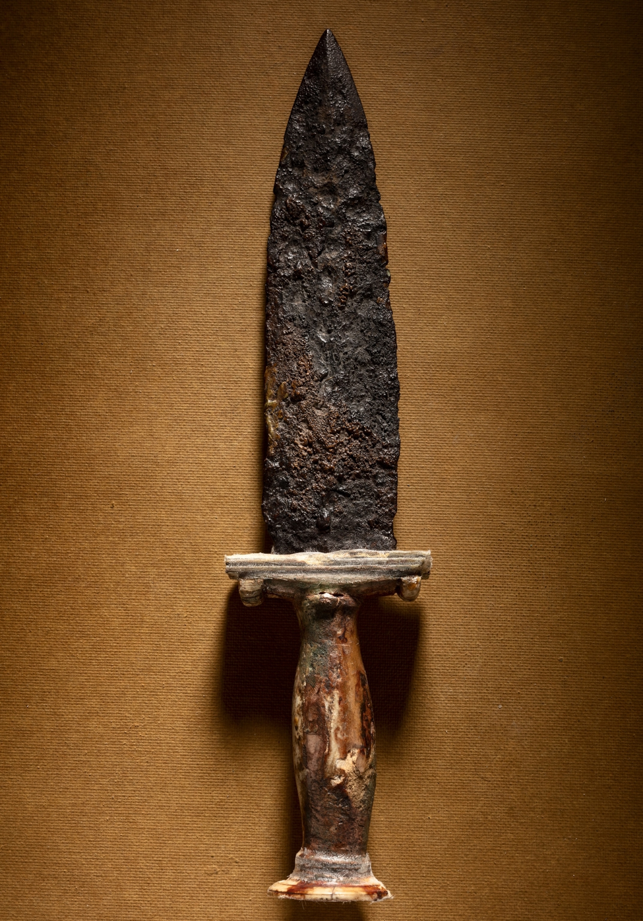 Picture of rusty short sword.