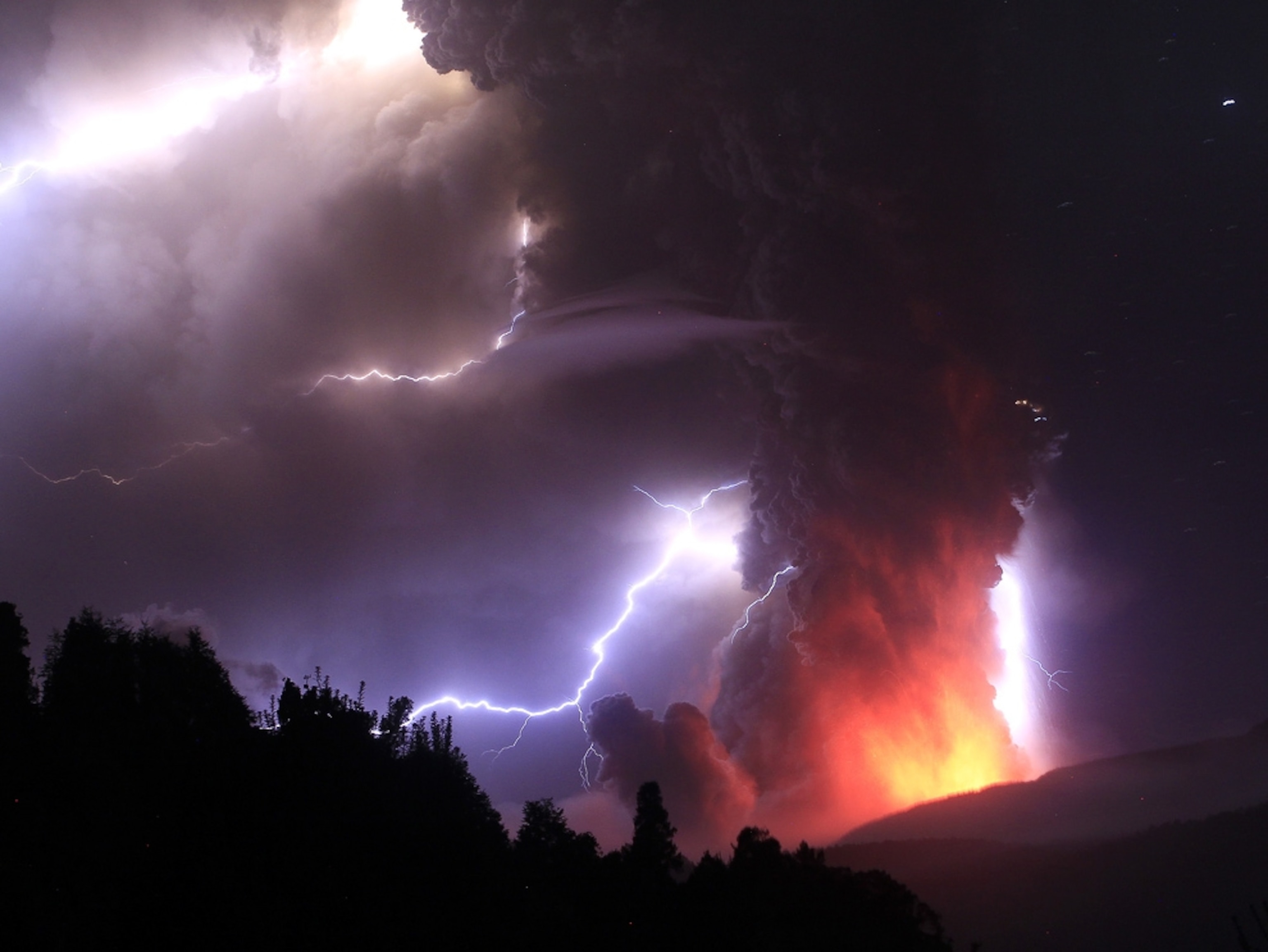 Chile volcano lightning picture: Puyehue