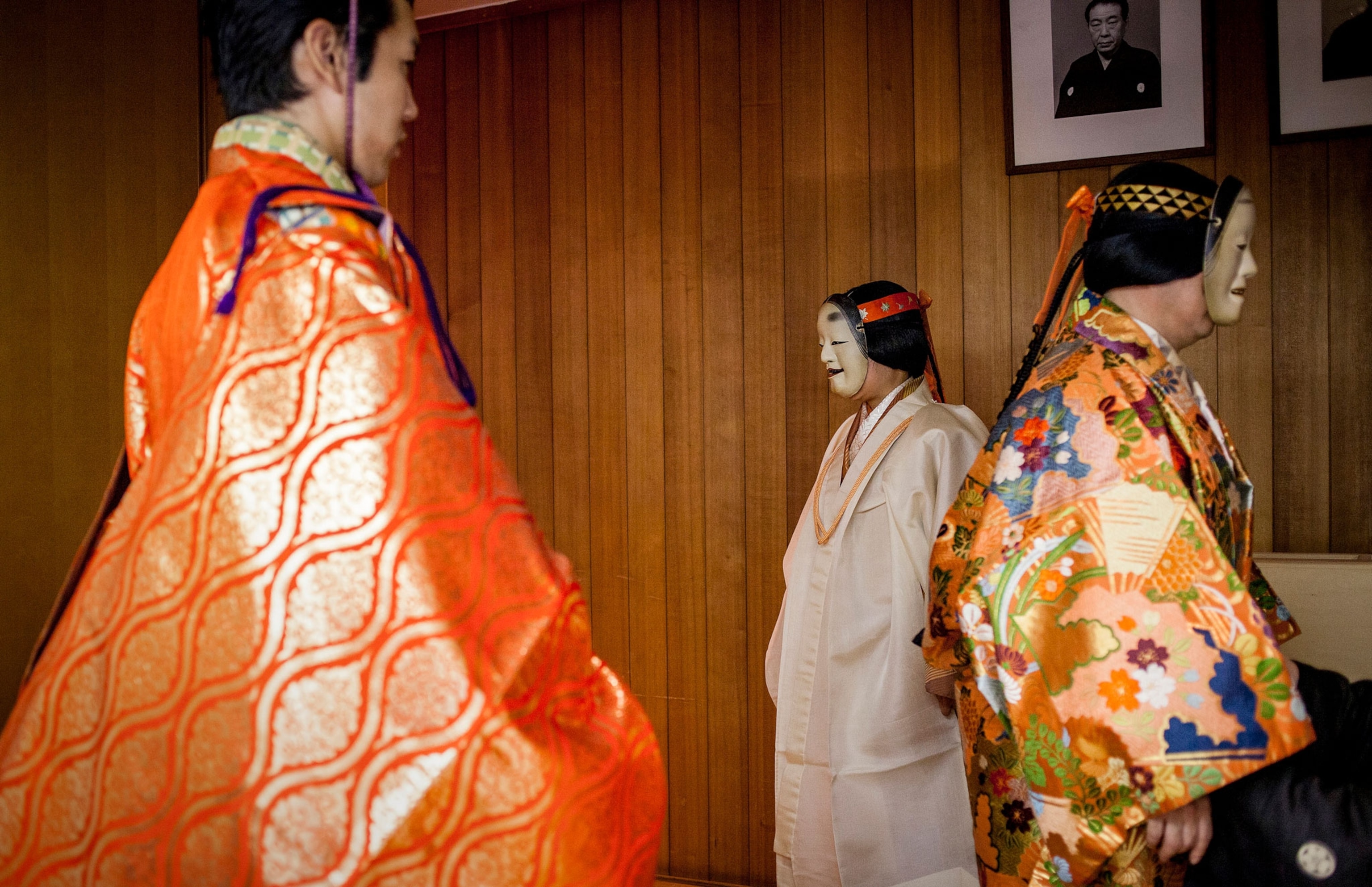 actors of noh in masks