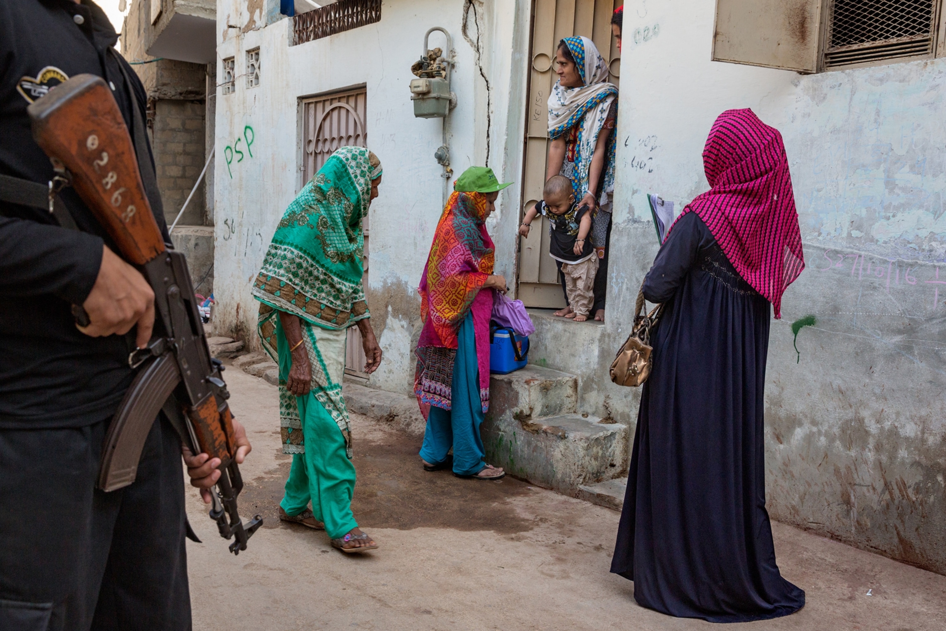 Karachi vaccinators making house calls under police escort, Pakistan