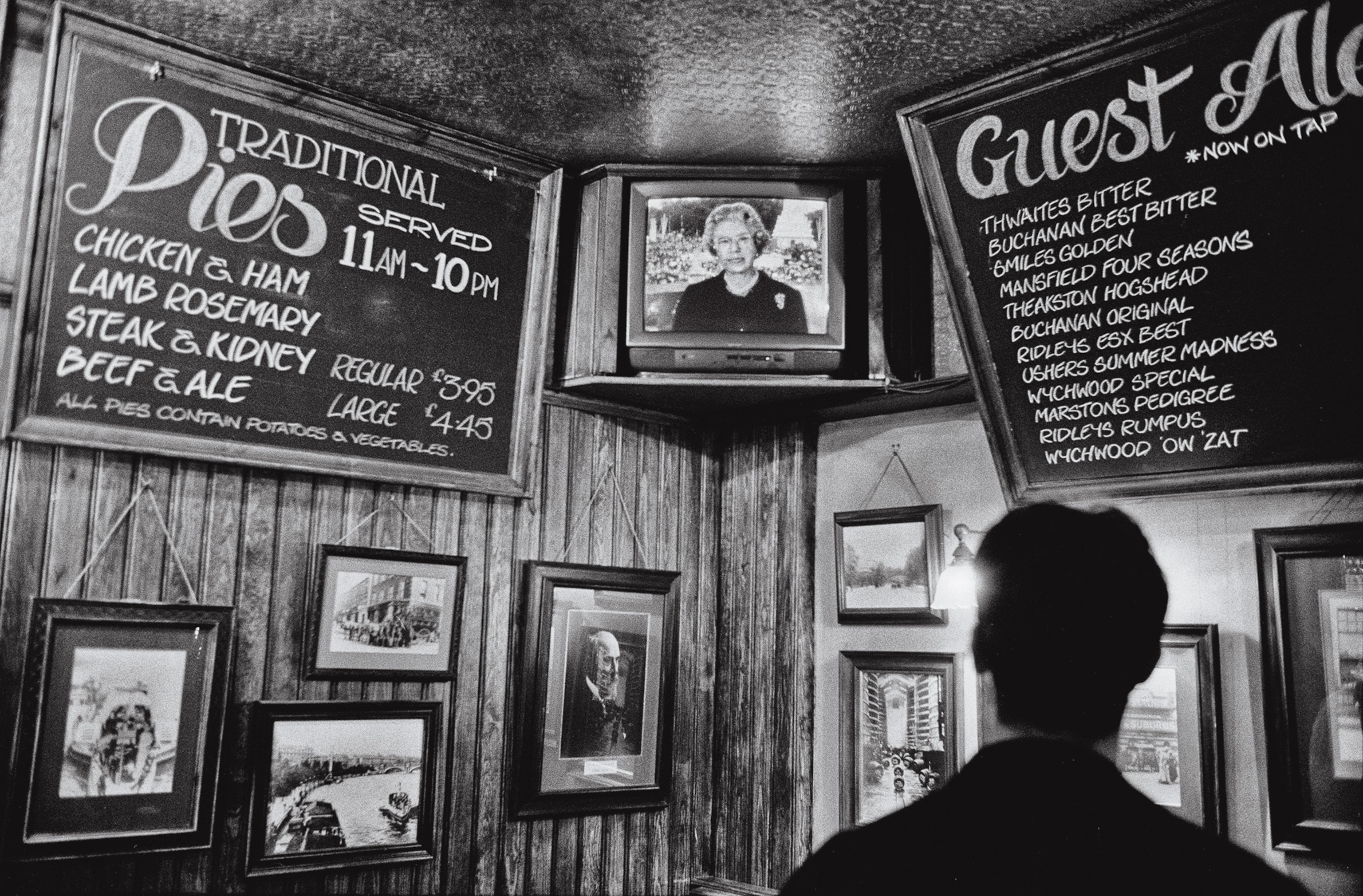 Patrons get a pub’s-eye view of the queen’s much-scrutinized remarks at the funeral of Diana, Princess of Wales, in 1997.