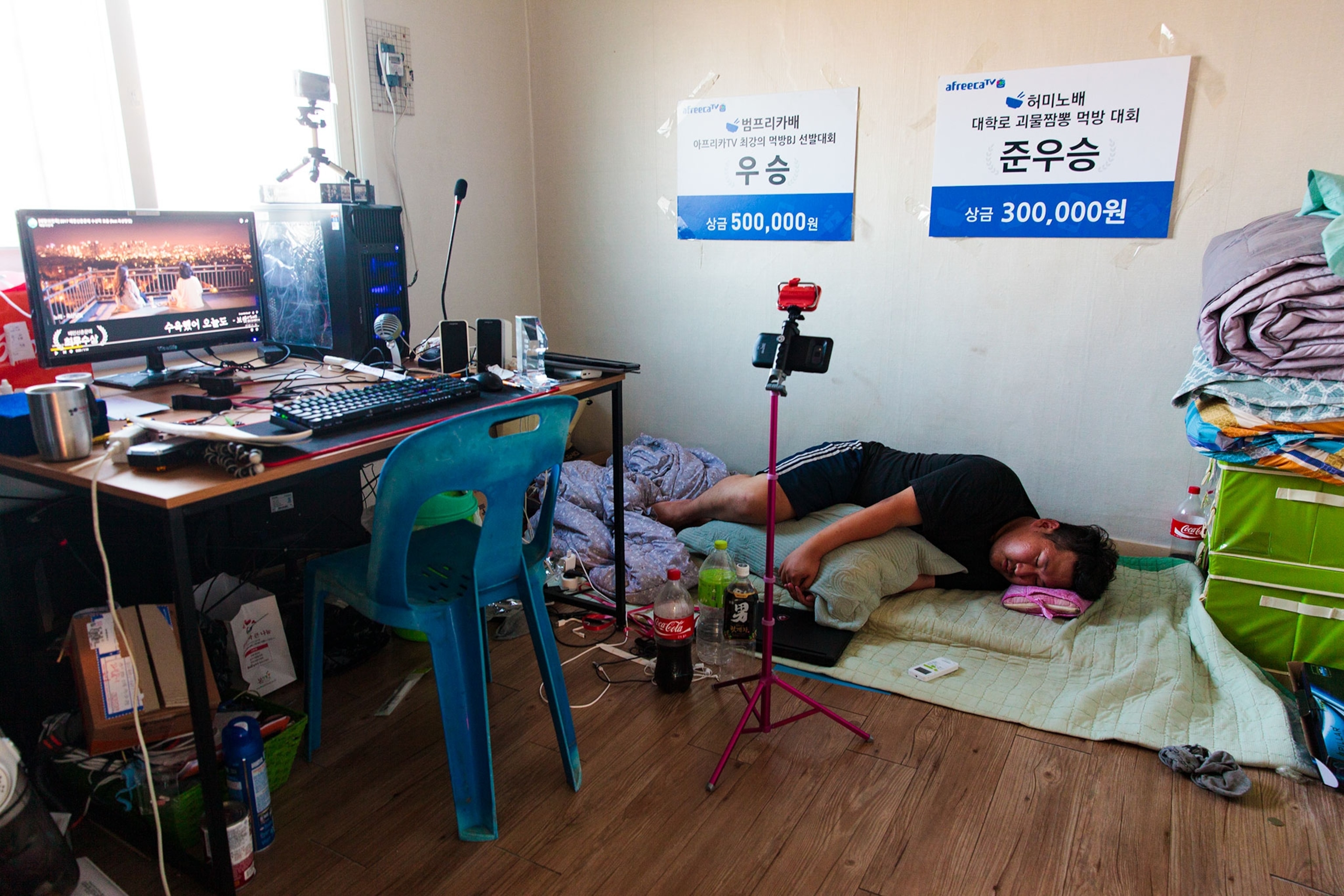 a man livestreaming himself while he sleeps