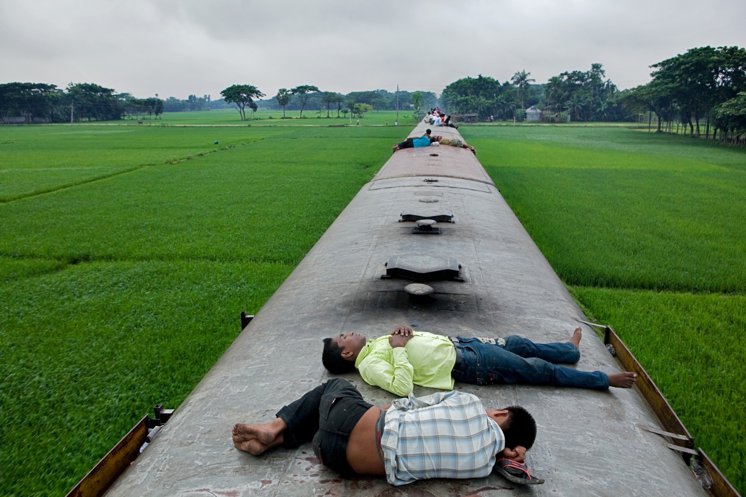migrants taking the train back to Dhaka after visiting their home villages