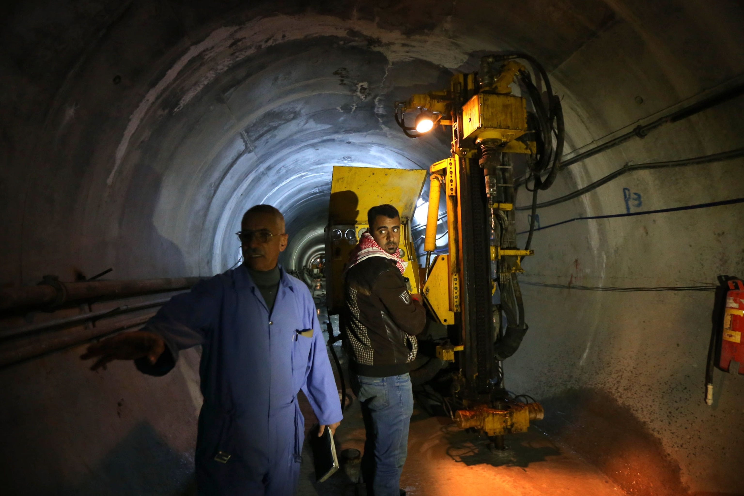 workers trying to strengthen the Mosul Dam