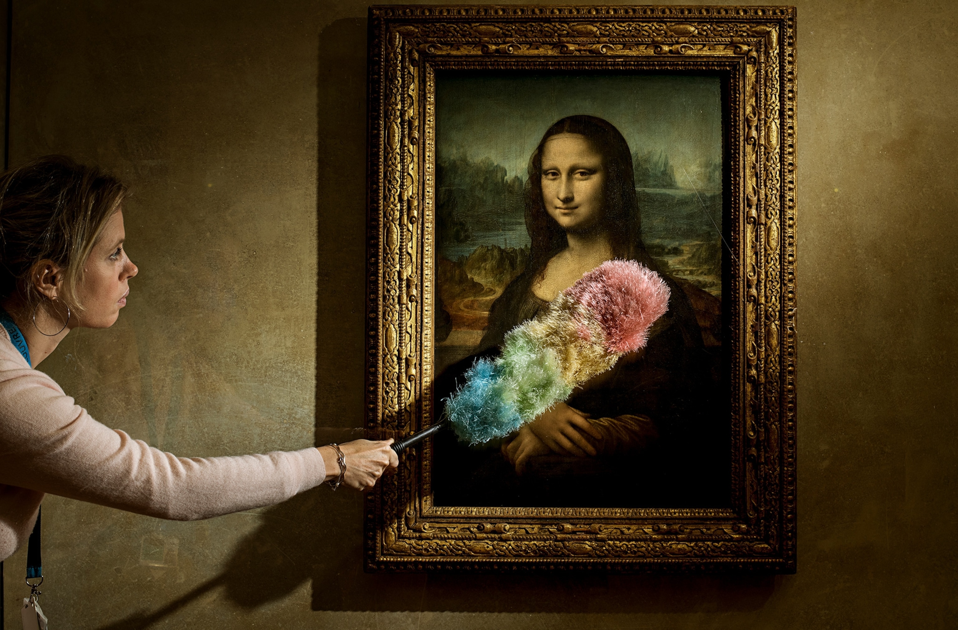 Leonardo’s “Mona Lisa” is protected by a thick layer of glass that must be cleaned regularly.