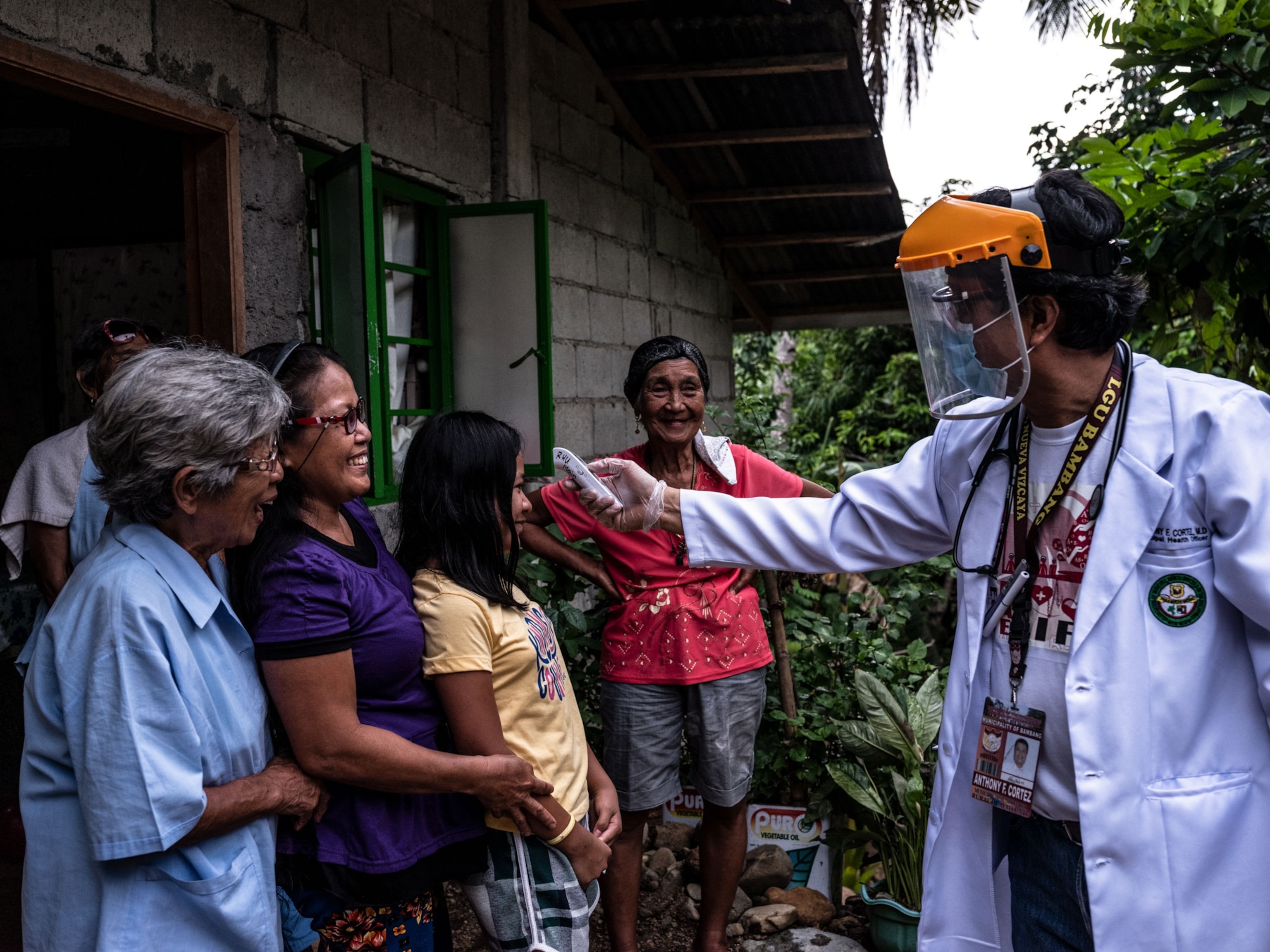 a doctor making a house call in the Philippines