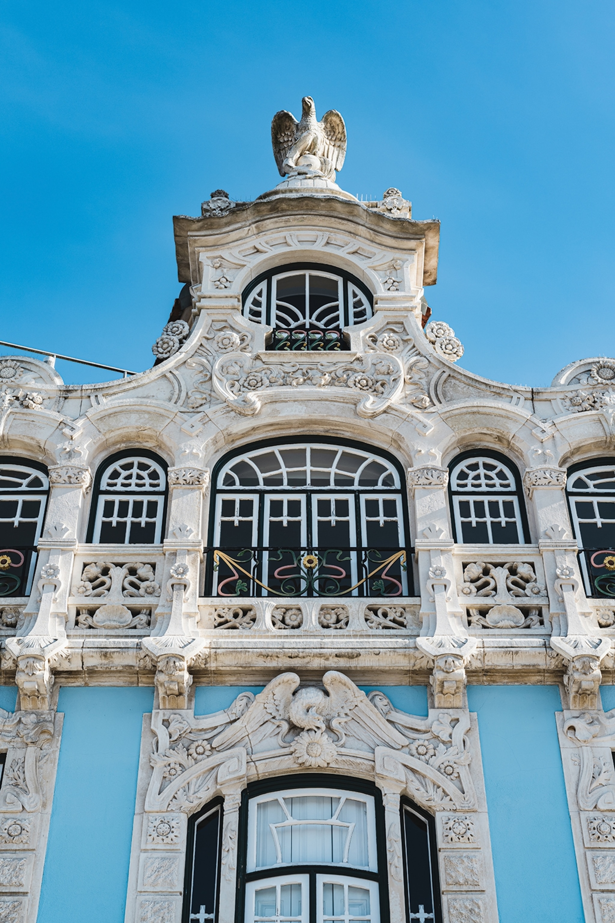 An elaborate tall building