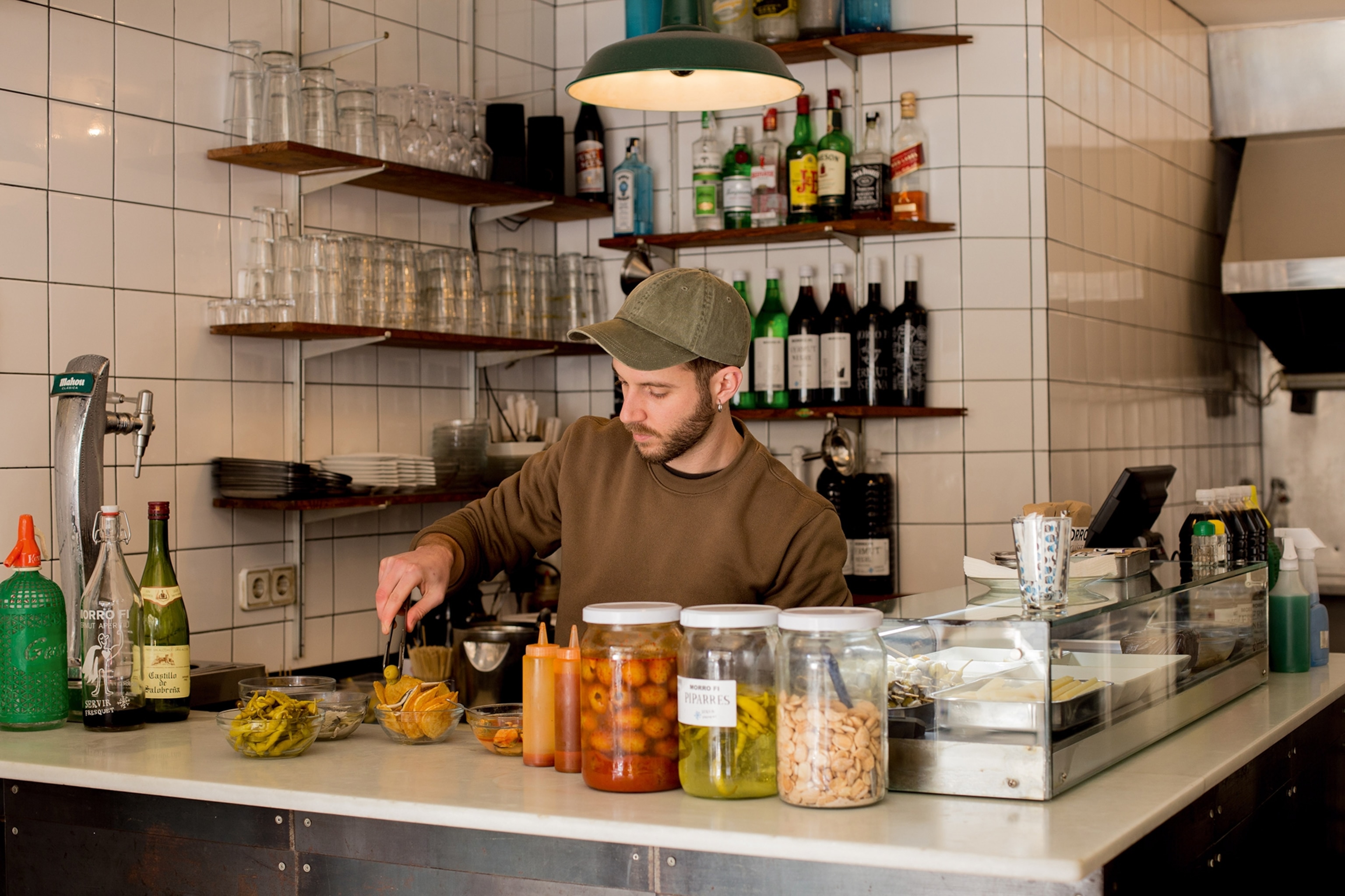 A bartender preparing a cocktail at Morro Fi's Eixample branch.