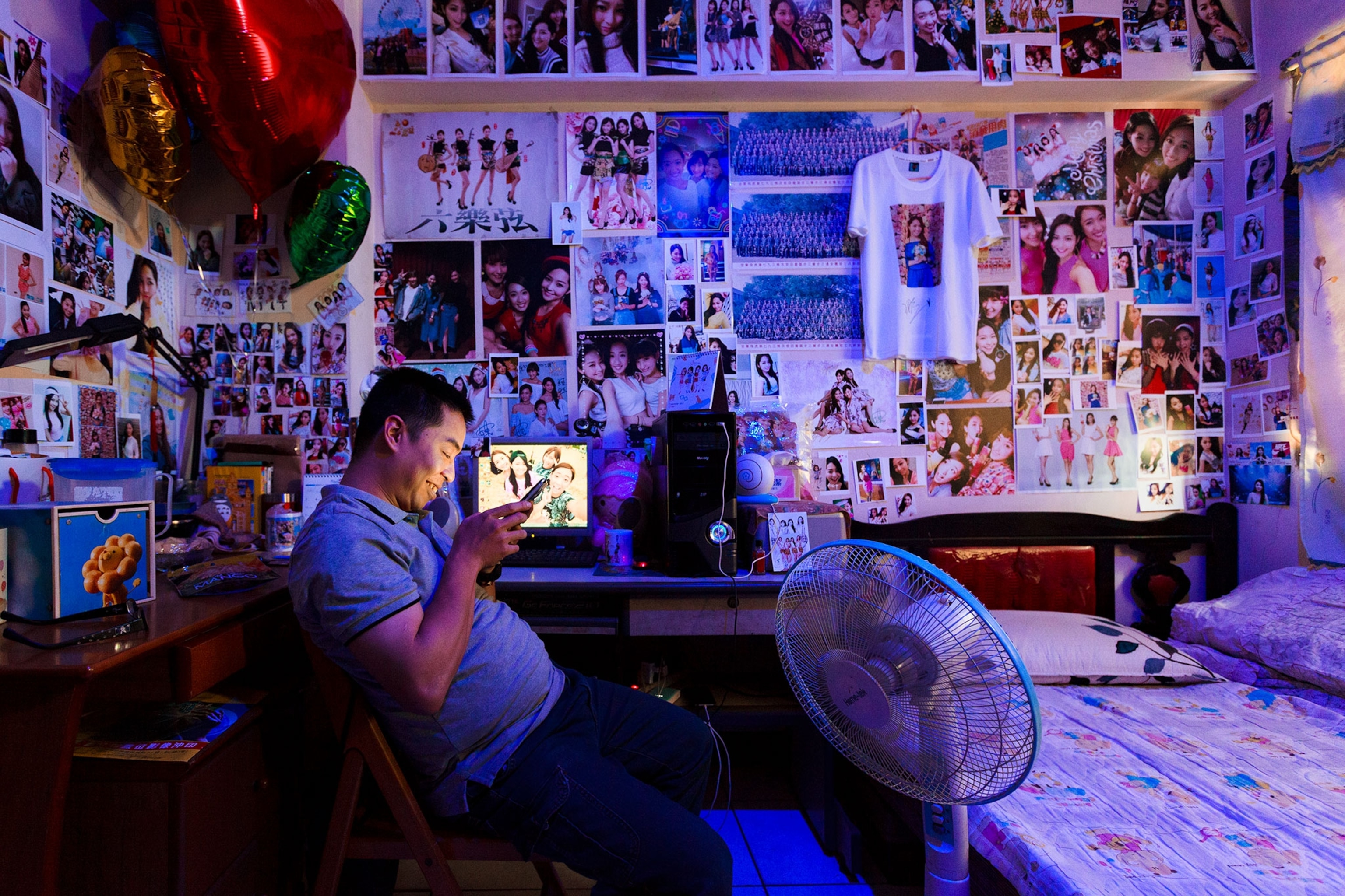 a man watching a livestreamer at his house
