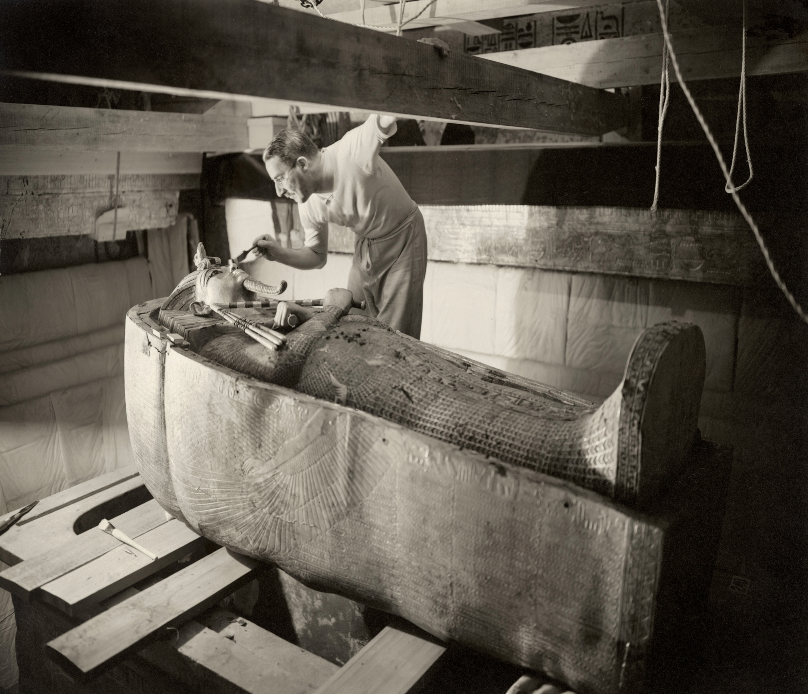 Howard Carter gently cleans the lid of the second coffin.