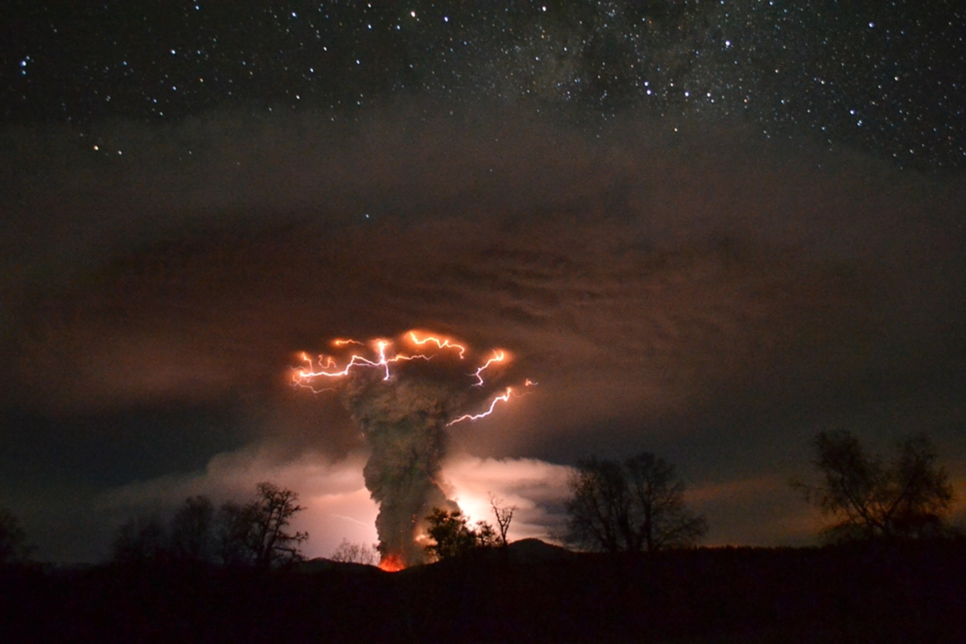 Chile volcano picture: eruption of Puyehue-Cordon Caulle -- for best pictures of October photo gallery