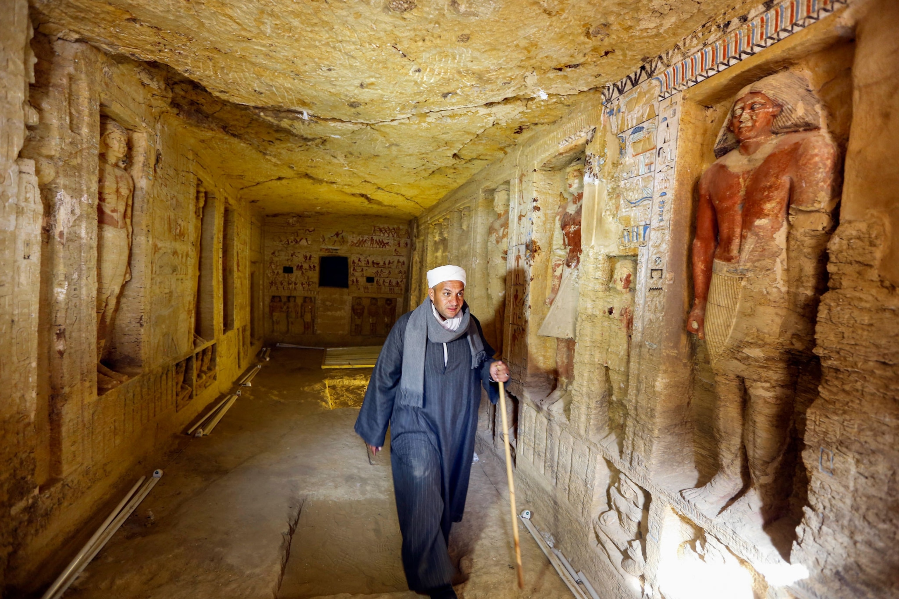 statues discovered in a tomb in Egypt